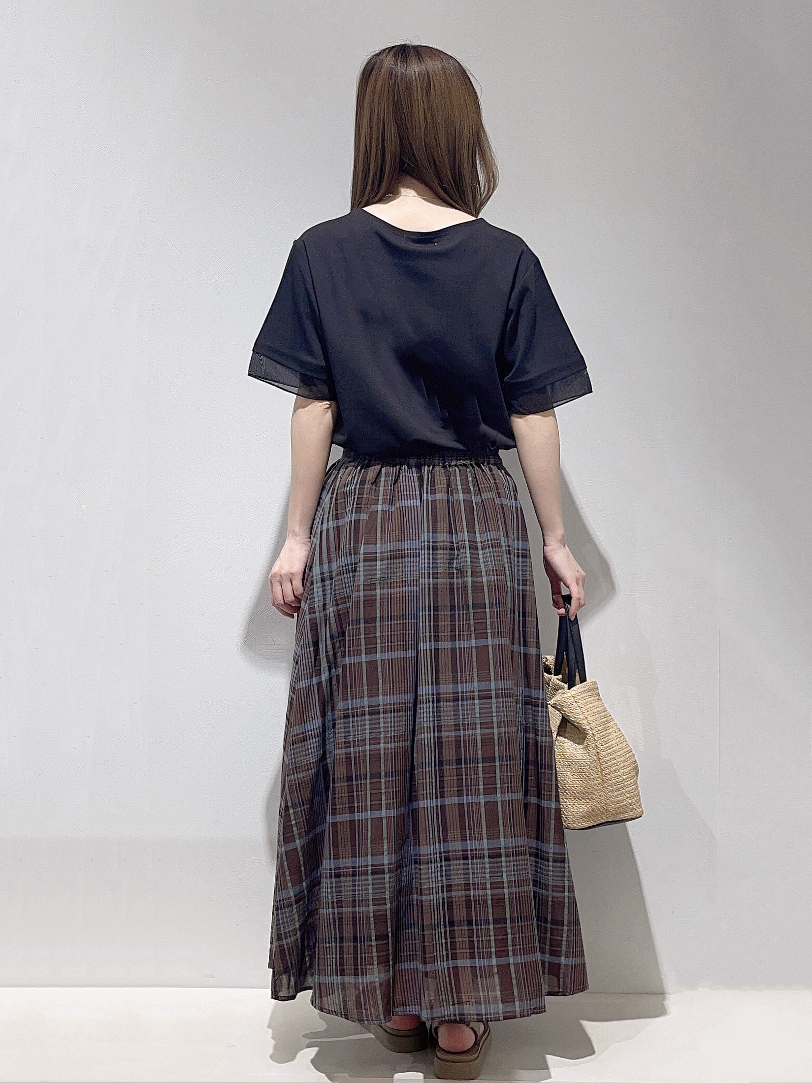 HITOMIさんの「grove｜【二の腕カバー/UVカット・ひんやり】袖口シアースクエアネックTシャツ」を使ったコーディネート