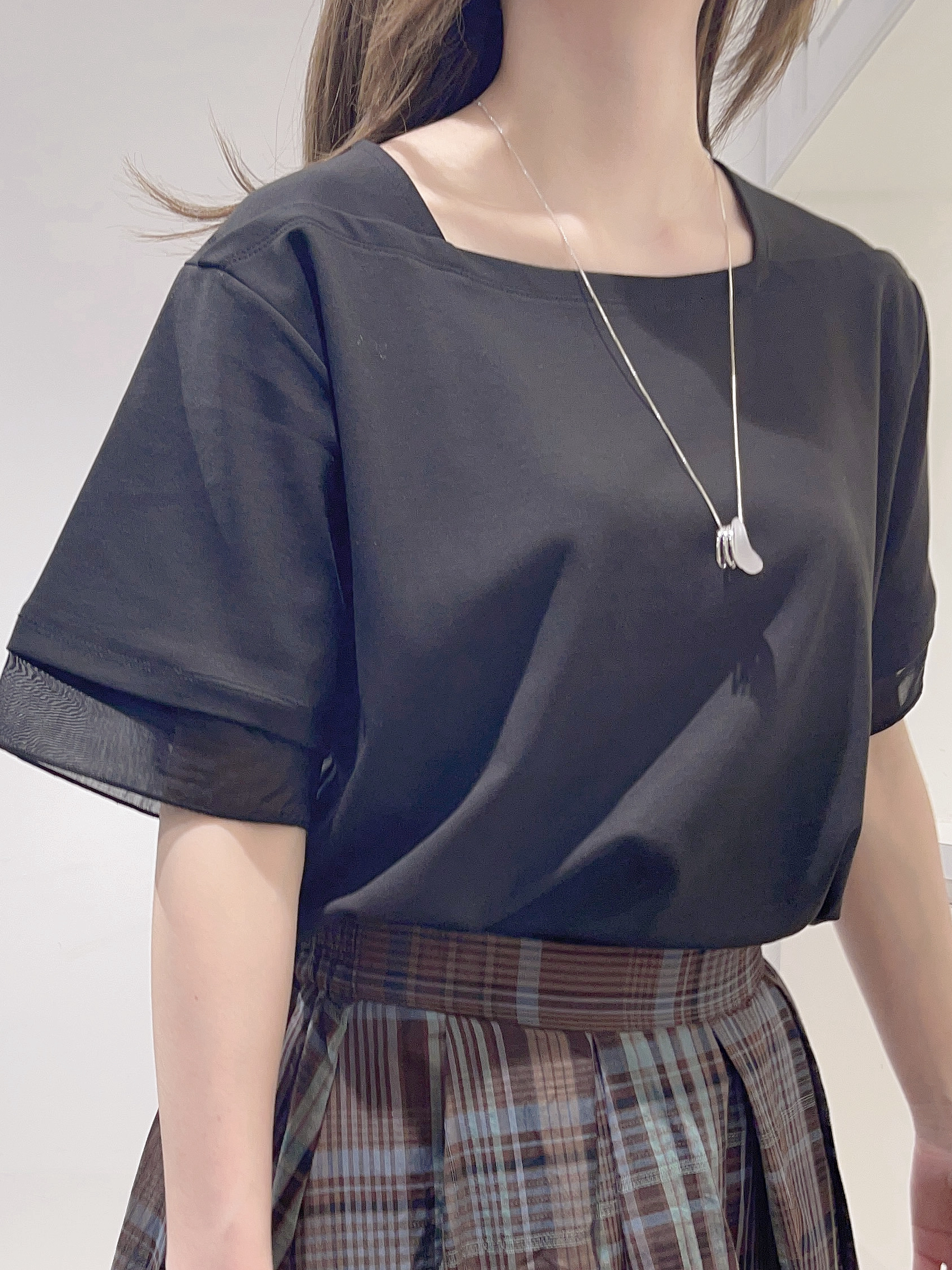 HITOMIさんの「grove｜【二の腕カバー/UVカット・ひんやり】袖口シアースクエアネックTシャツ」を使ったコーディネート