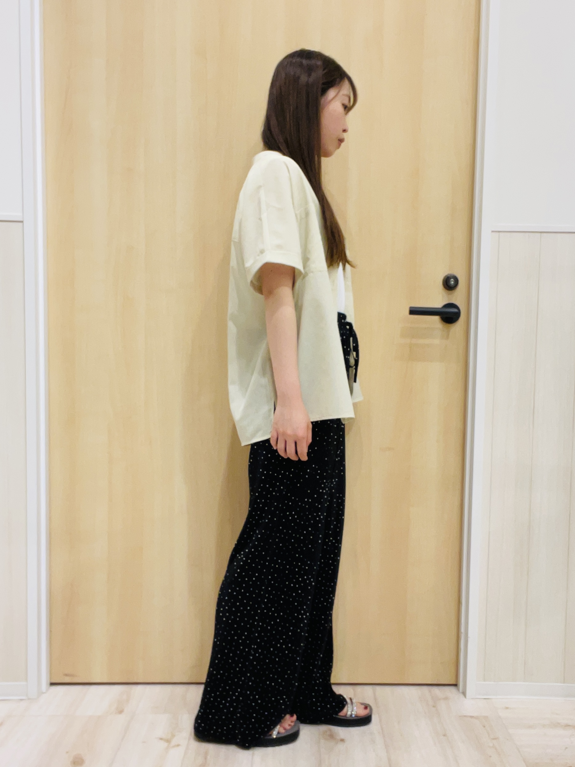 minamiさんの「SHOO･LA･RUE｜【さらり快適/洗濯機可/S-LL】風が通り抜ける 半袖バンドカラーシアーシャツ」を使ったコーディネート