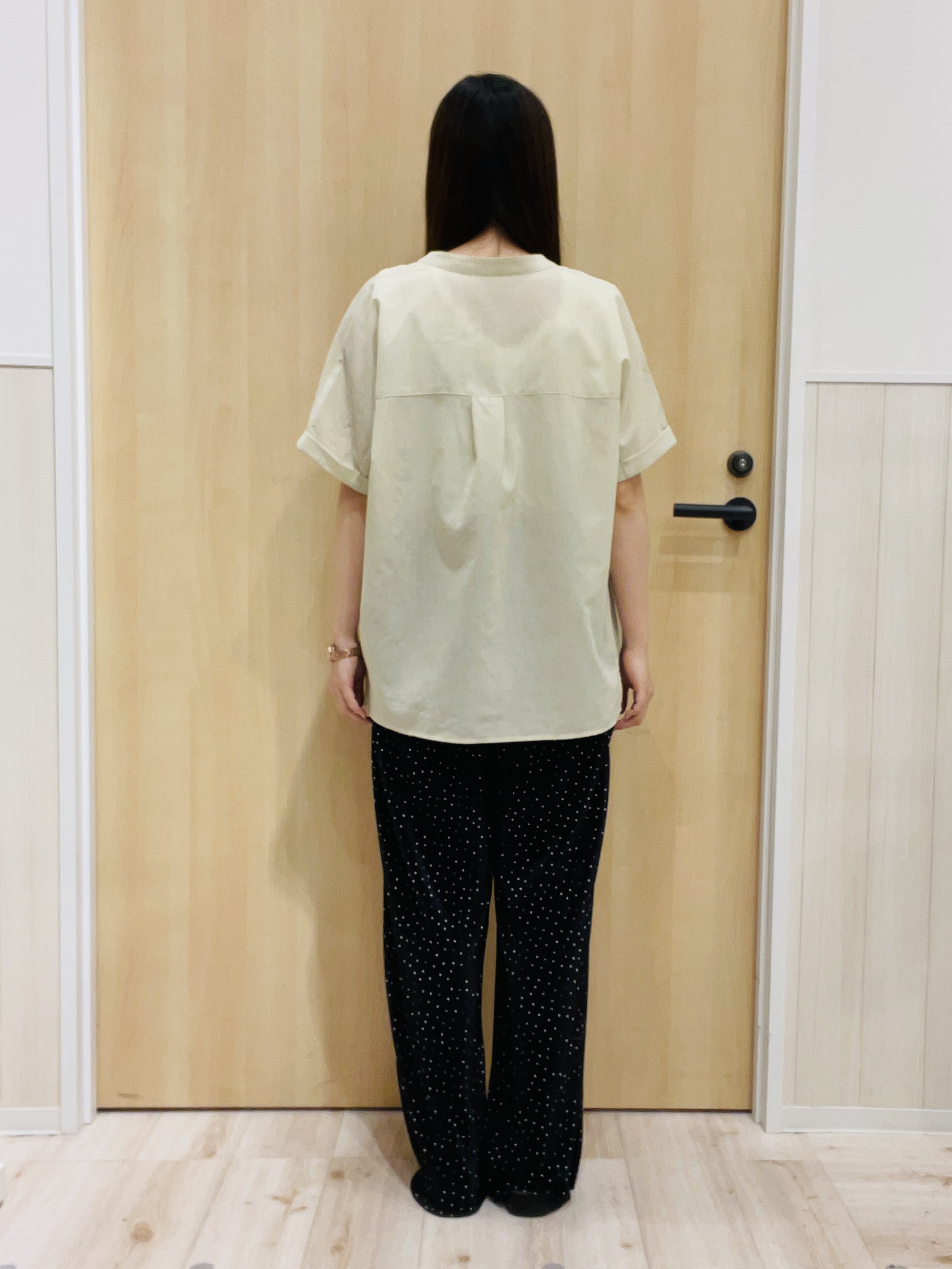 minamiさんの「SHOO･LA･RUE｜【さらり快適/洗濯機可/S-LL】風が通り抜ける 半袖バンドカラーシアーシャツ」を使ったコーディネート