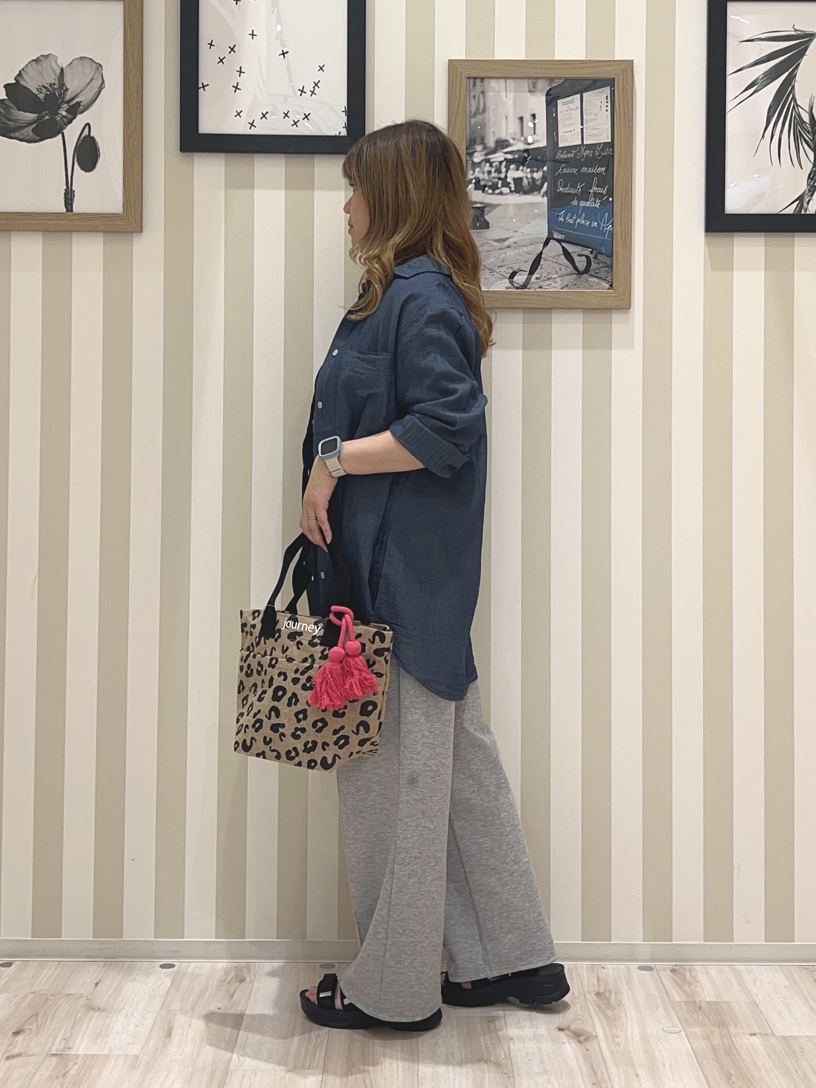 mさんの「SHOO･LA･RUE｜【綿100%/UV/S-LL/体型カバー】優しく透ける 柔らかシアーデニムシャツ」を使ったコーディネート