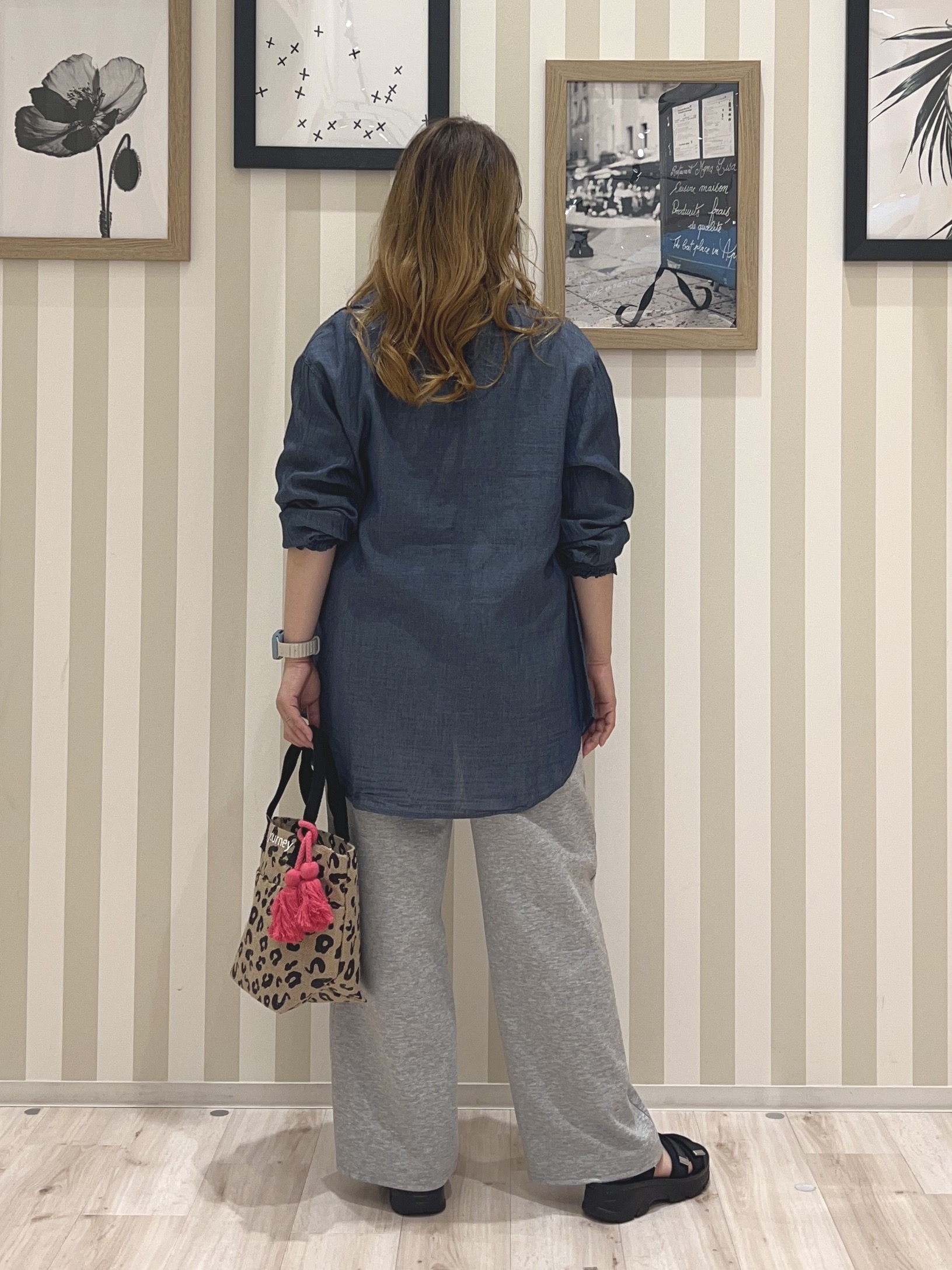 mさんの「SHOO･LA･RUE｜【綿100%/UV/S-LL/体型カバー】優しく透ける 柔らかシアーデニムシャツ」を使ったコーディネート