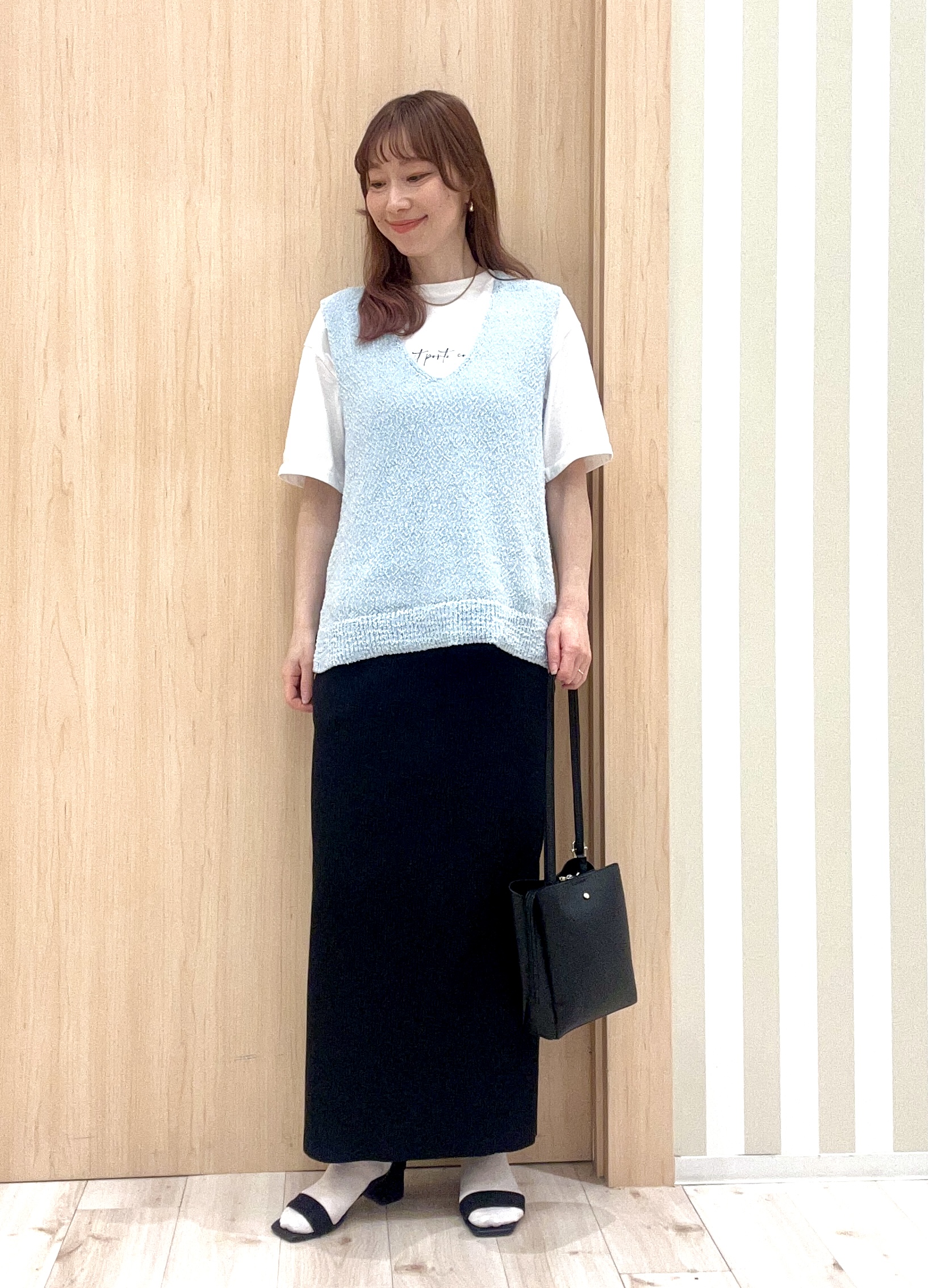 ririさんの「SHOO･LA･RUE｜【2点セット/S-LL】ニットベスト＆ロゴTシャツSET」を使ったコーディネート
