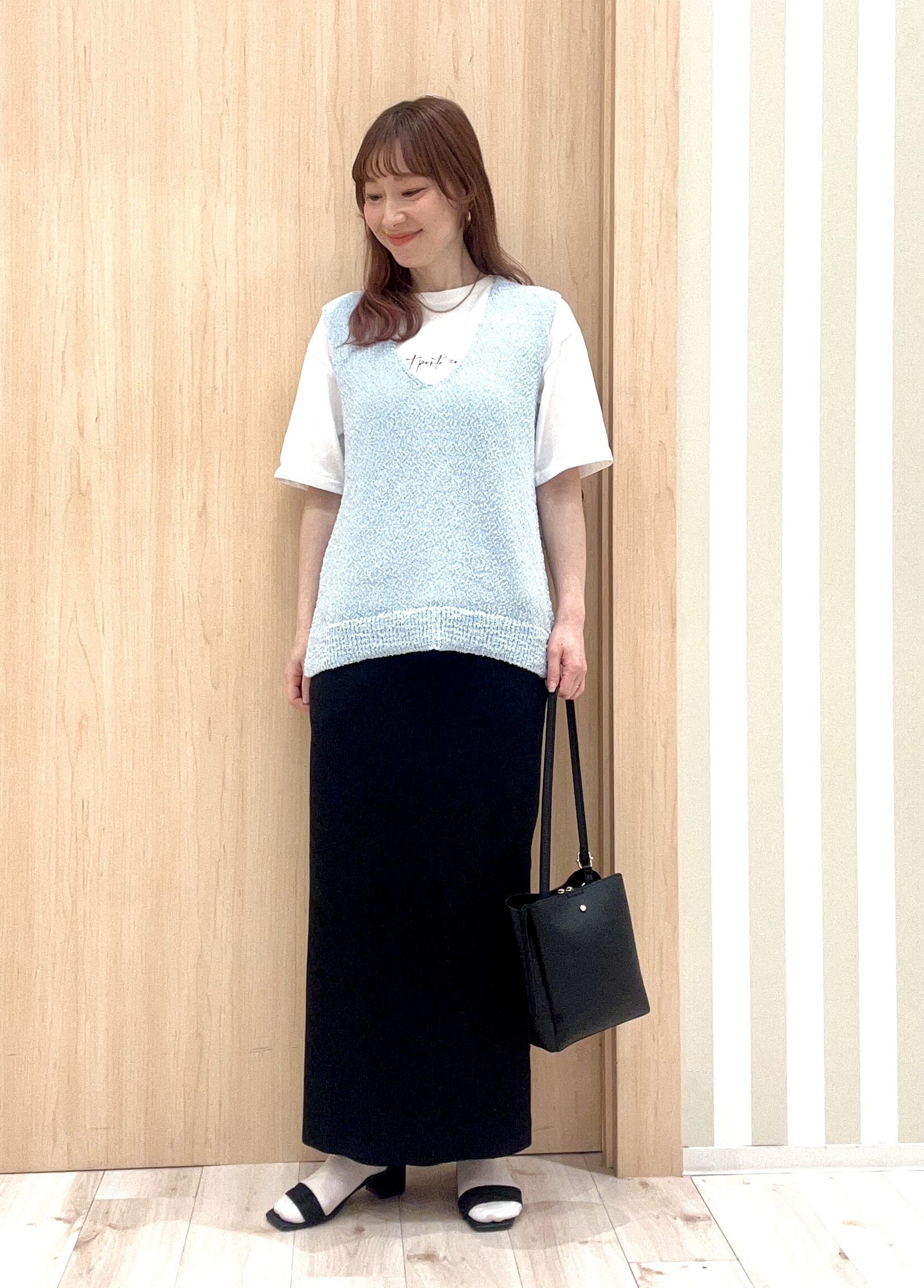 ririさんの「SHOO･LA･RUE｜【2点セット/S-LL】ニットベスト＆ロゴTシャツSET」を使ったコーディネート