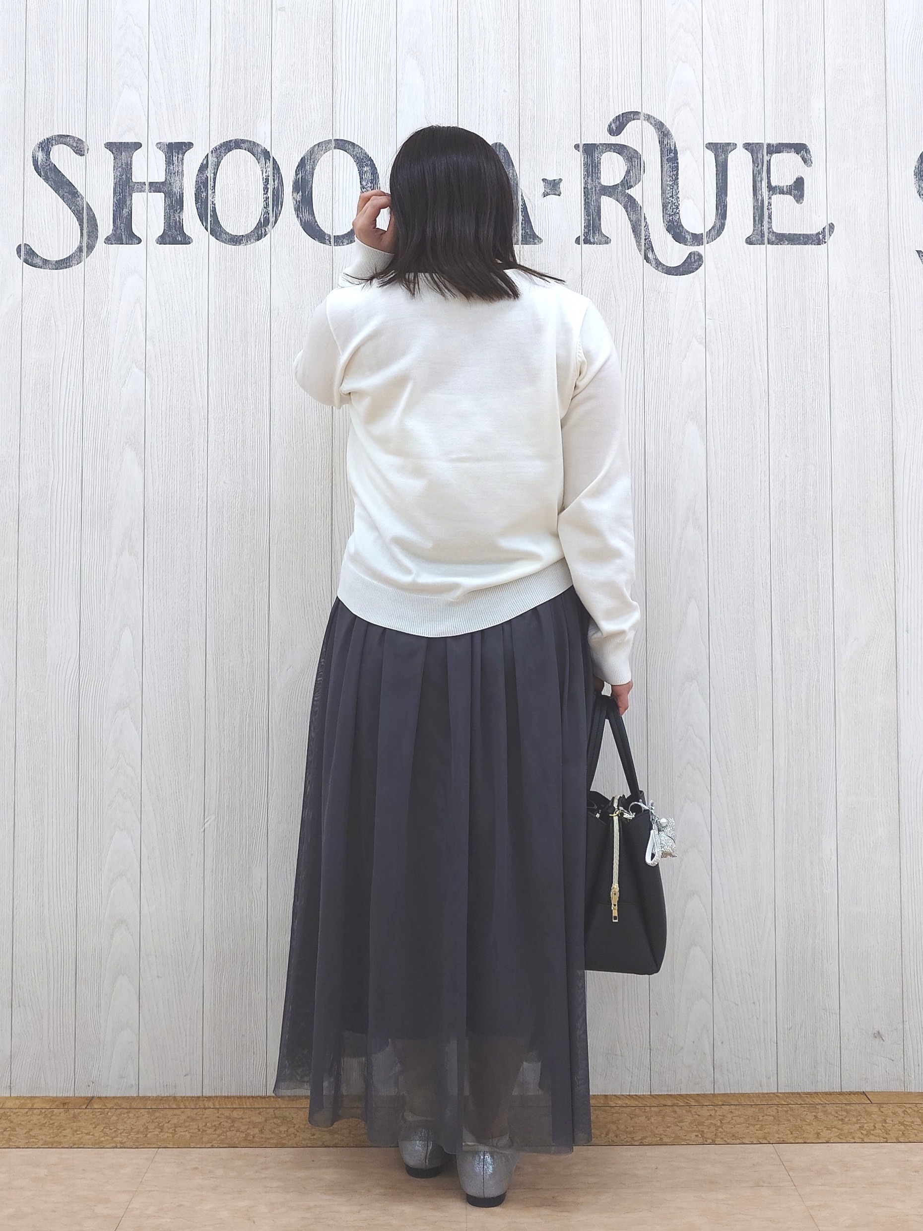 とろろさんの「SHOO･LA･RUE｜【洗濯機可/アンサンブル可】パール&times;ビジューがきらめく 上品クルーネックカーディガン」を使ったコーディネート