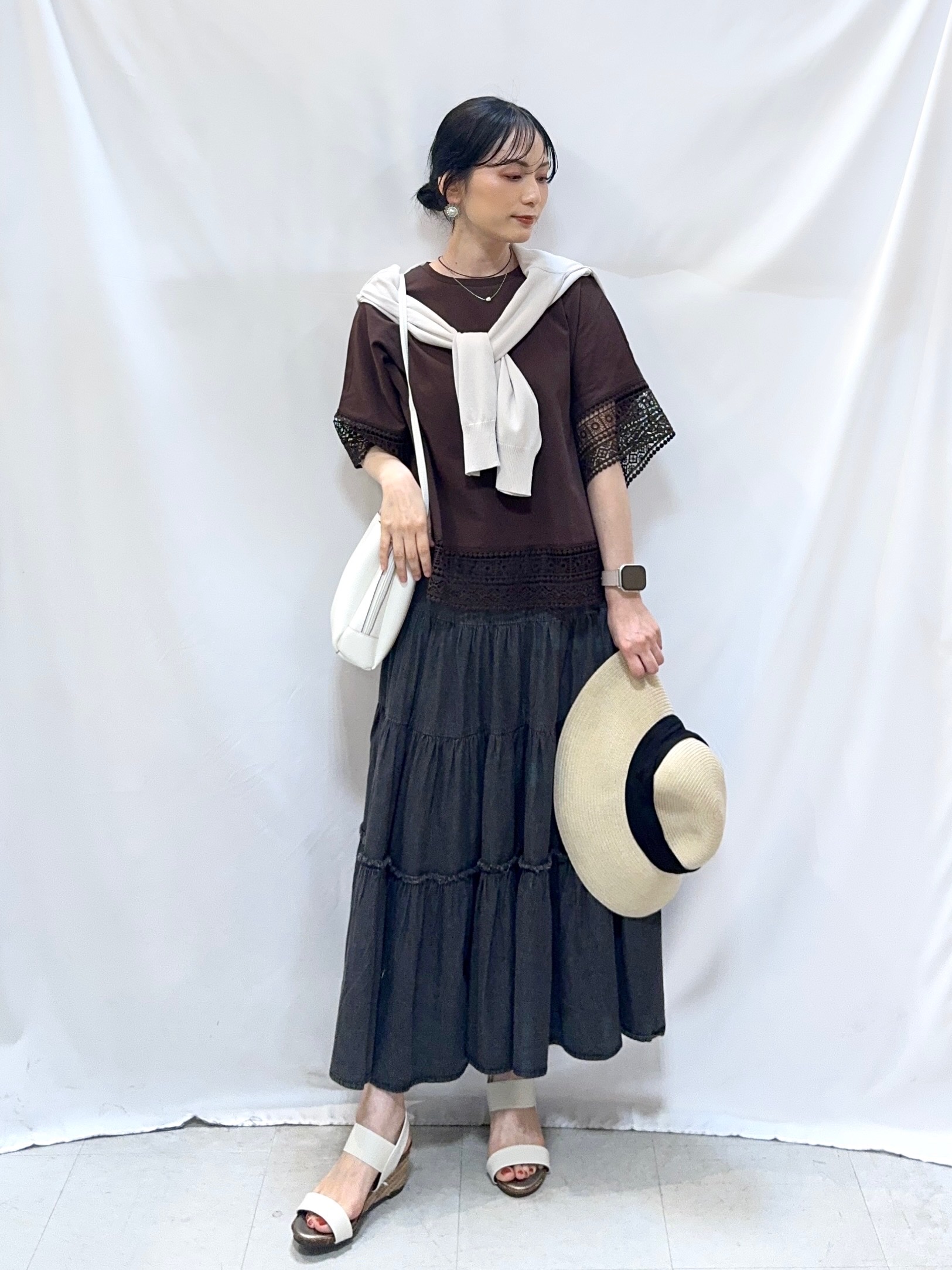 𝐇𝐢𝐫𝐨𝐦𝐢さんの「SHOO･LA･RUE｜【洗濯機可/ひんやり/UV】さらっとしたタッチが心地よい ショート丈 Vネックカーディガン」を使ったコーディネート