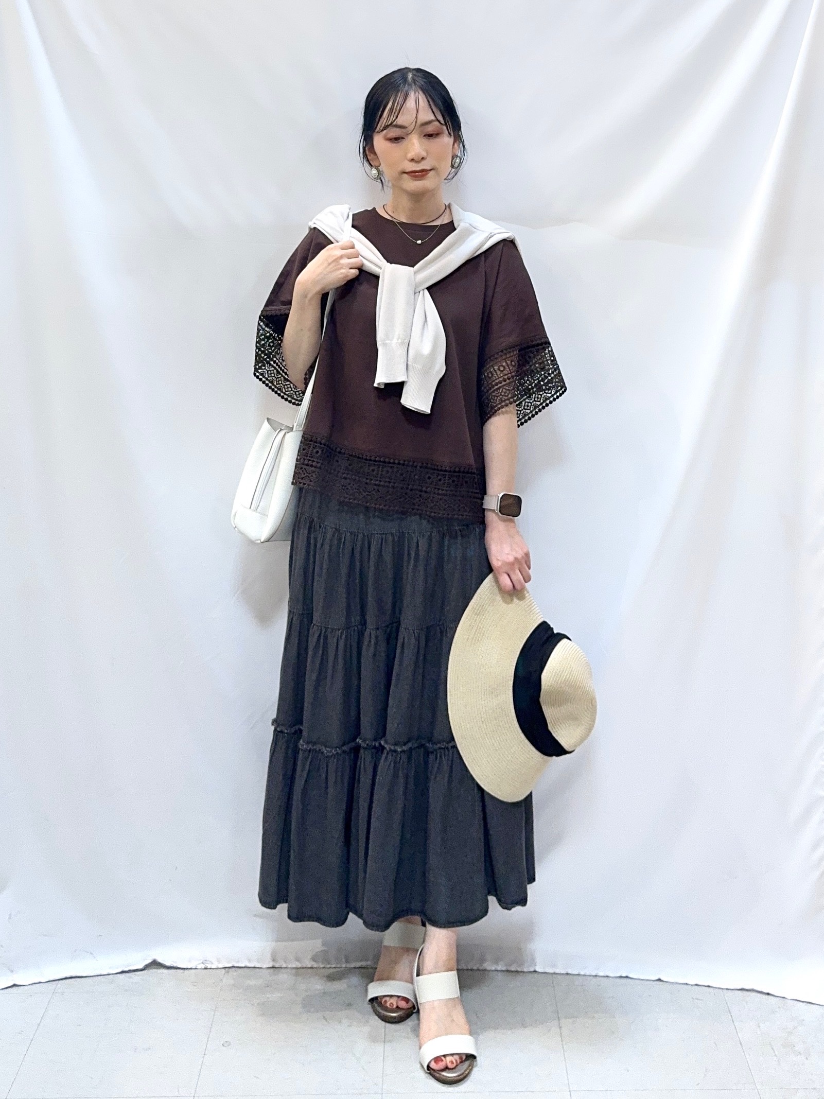𝐇𝐢𝐫𝐨𝐦𝐢さんの「SHOO･LA･RUE｜【洗濯機可/ひんやり/UV】さらっとしたタッチが心地よい ショート丈 Vネックカーディガン」を使ったコーディネート