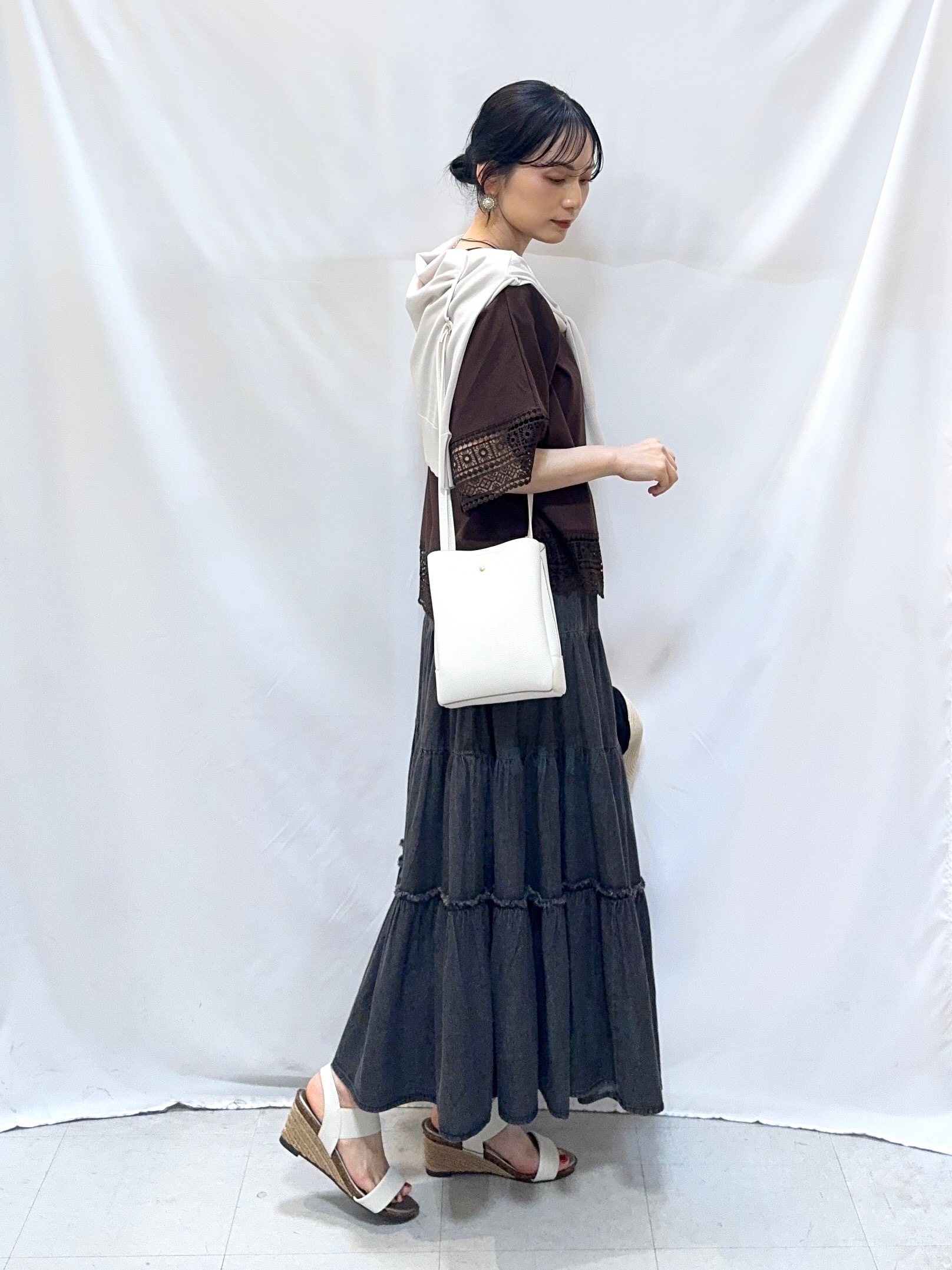 𝐇𝐢𝐫𝐨𝐦𝐢さんの「SHOO･LA･RUE｜【洗濯機可/ひんやり/UV】さらっとしたタッチが心地よい ショート丈 Vネックカーディガン」を使ったコーディネート
