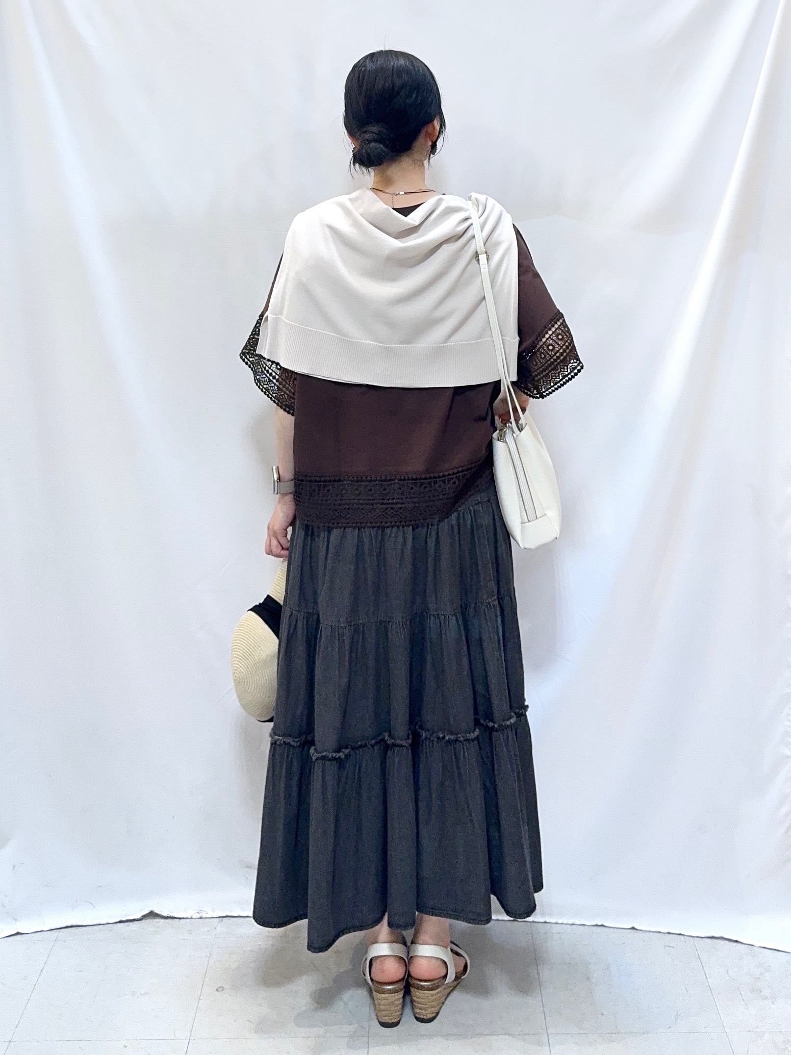 𝐇𝐢𝐫𝐨𝐦𝐢さんの「SHOO･LA･RUE｜【洗濯機可/ひんやり/UV】さらっとしたタッチが心地よい ショート丈 Vネックカーディガン」を使ったコーディネート