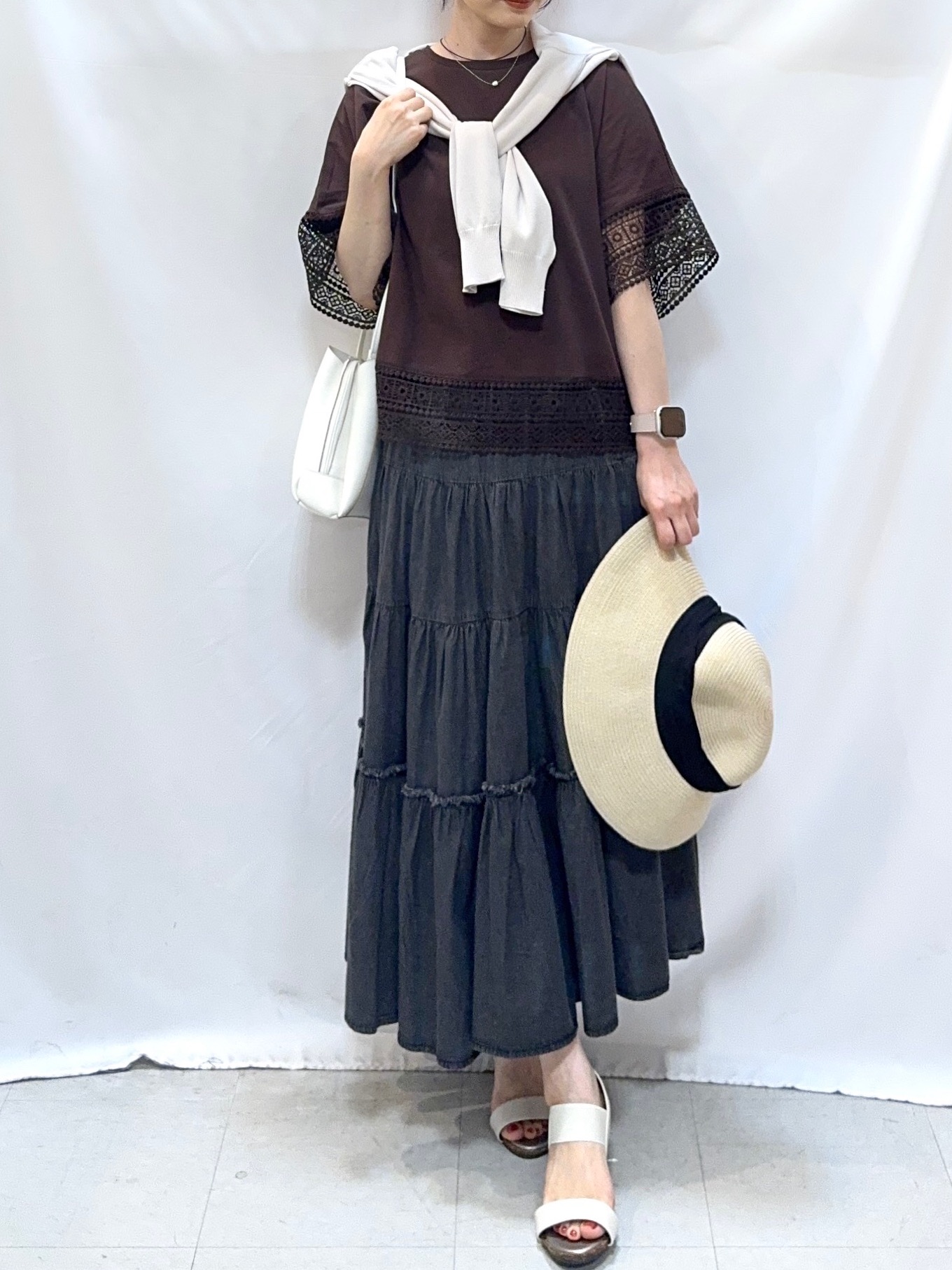 𝐇𝐢𝐫𝐨𝐦𝐢さんの「SHOO･LA･RUE｜【洗濯機可/ひんやり/UV】さらっとしたタッチが心地よい ショート丈 Vネックカーディガン」を使ったコーディネート