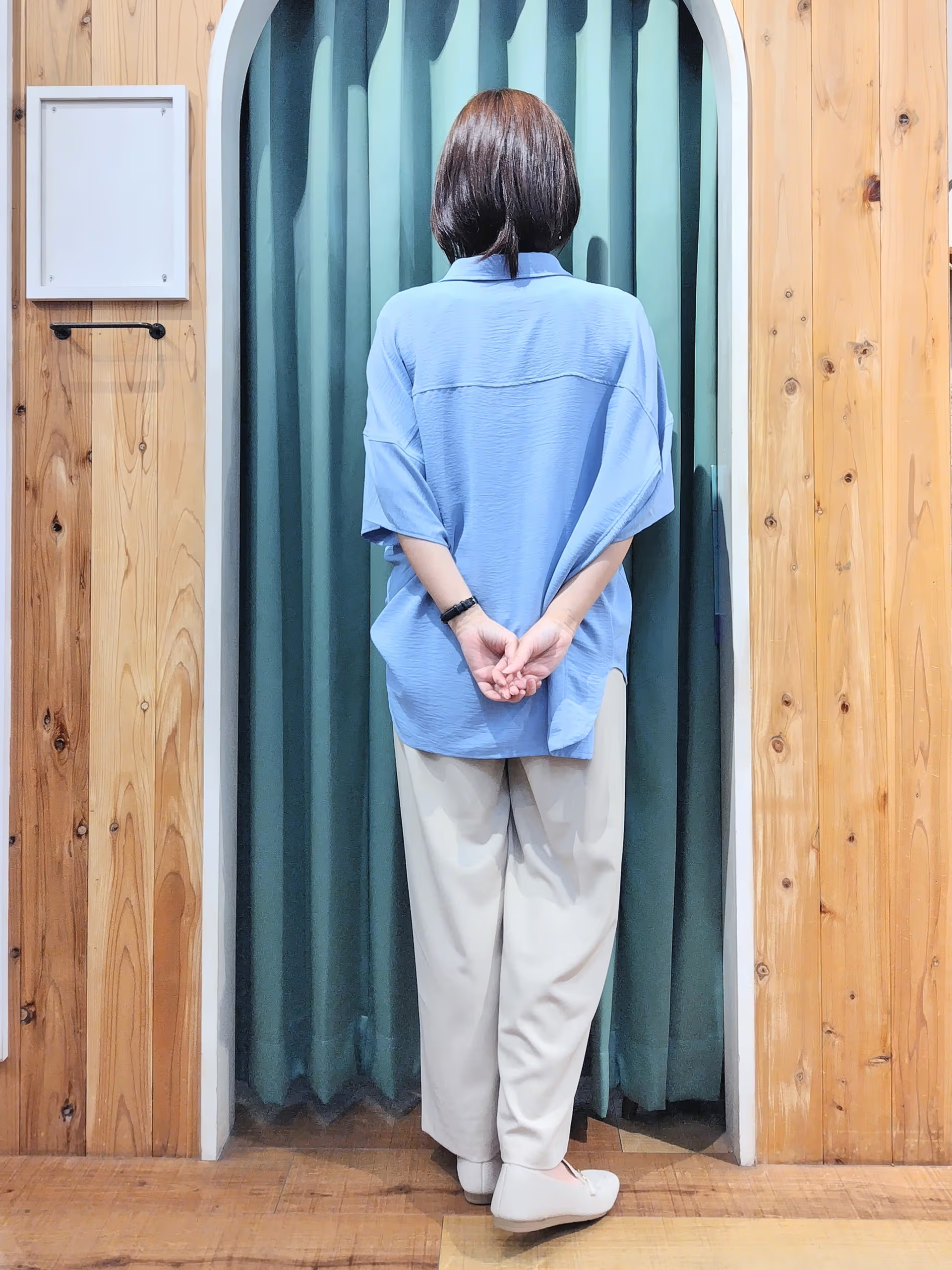 ショーコラさんの「SHOO･LA･RUE｜【高レビュー/洗濯後しわになりにくい/体型カバー】きちんとゆるっと 大人の抜け感 ポンチョ風カラーシ」を使ったコーディネート
