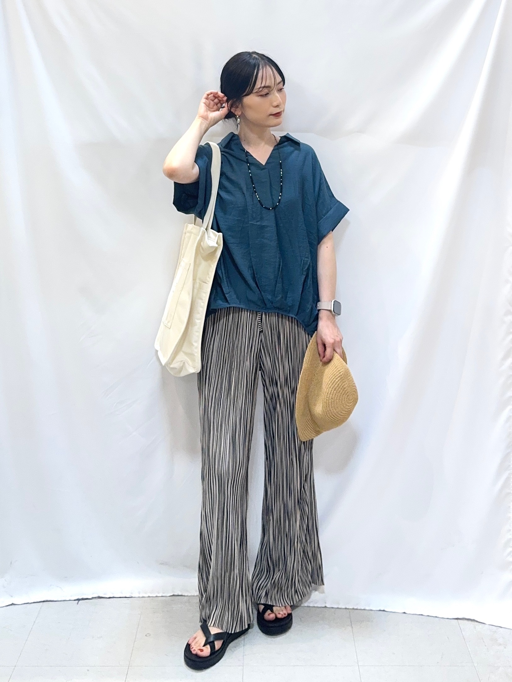 𝐇𝐢𝐫𝐨𝐦𝐢さんの「SHOO･LA･RUE｜【ひんやり/S-LL/洗濯機可】インせず着られる 裾タック スキッパーシャツ」を使ったコーディネート