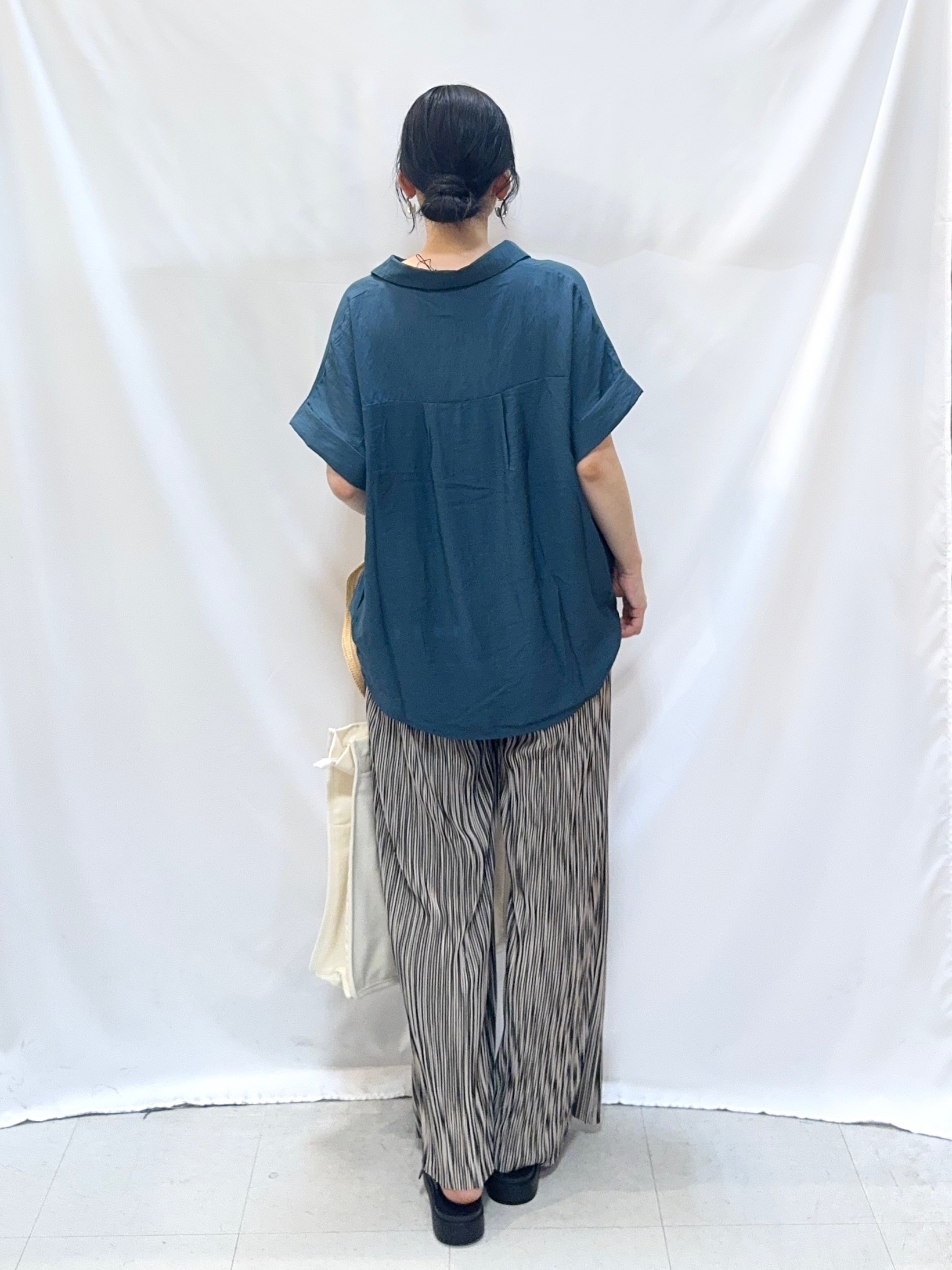 𝐇𝐢𝐫𝐨𝐦𝐢さんの「SHOO･LA･RUE｜【ひんやり/S-LL/洗濯機可】インせず着られる 裾タック スキッパーシャツ」を使ったコーディネート