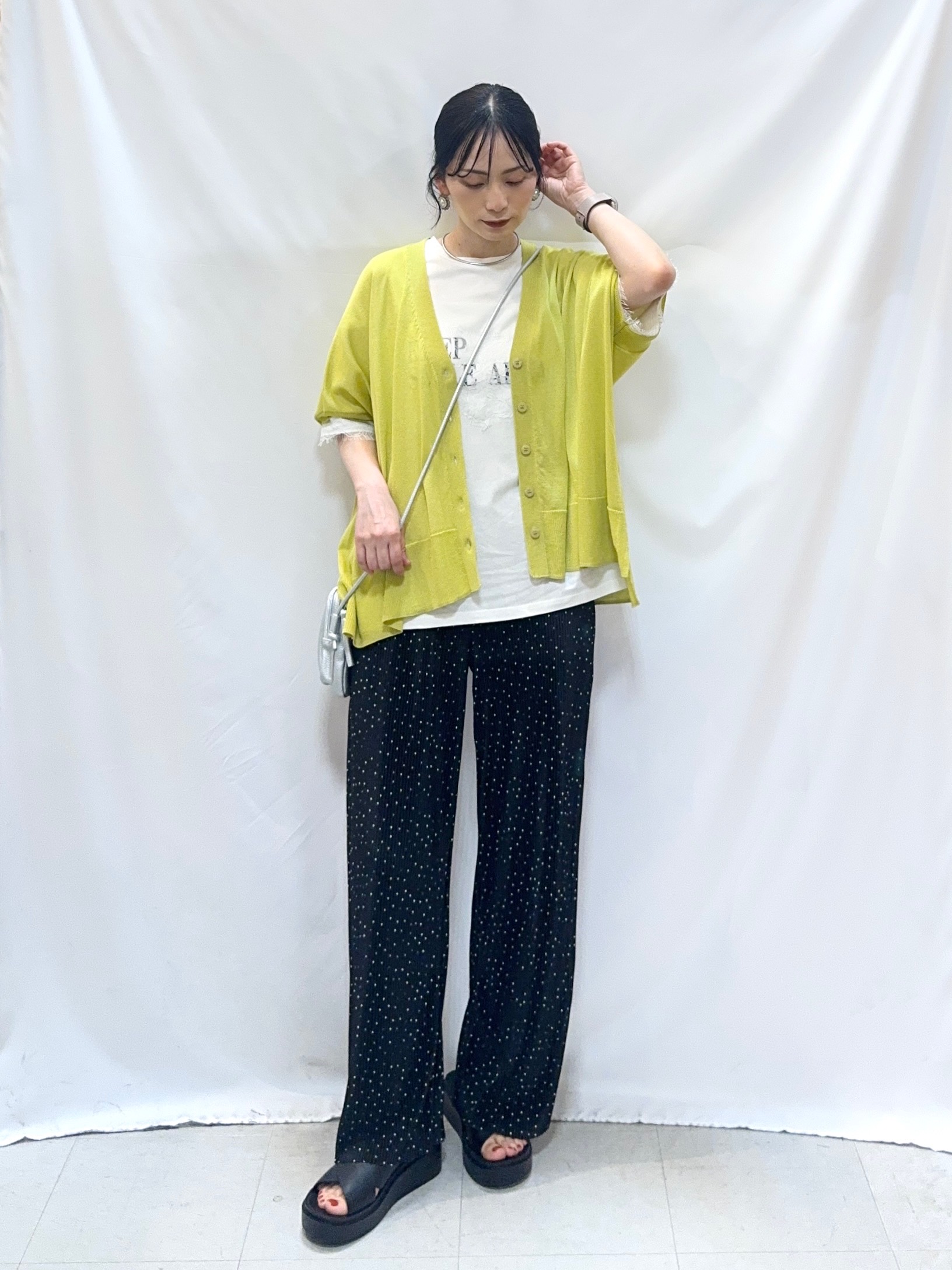 𝐇𝐢𝐫𝐨𝐦𝐢さんの「SHOO･LA･RUE｜【洗濯機可/体型カバー】上品ラメがきらめく シアーポンチョ風カーディガン」を使ったコーディネート