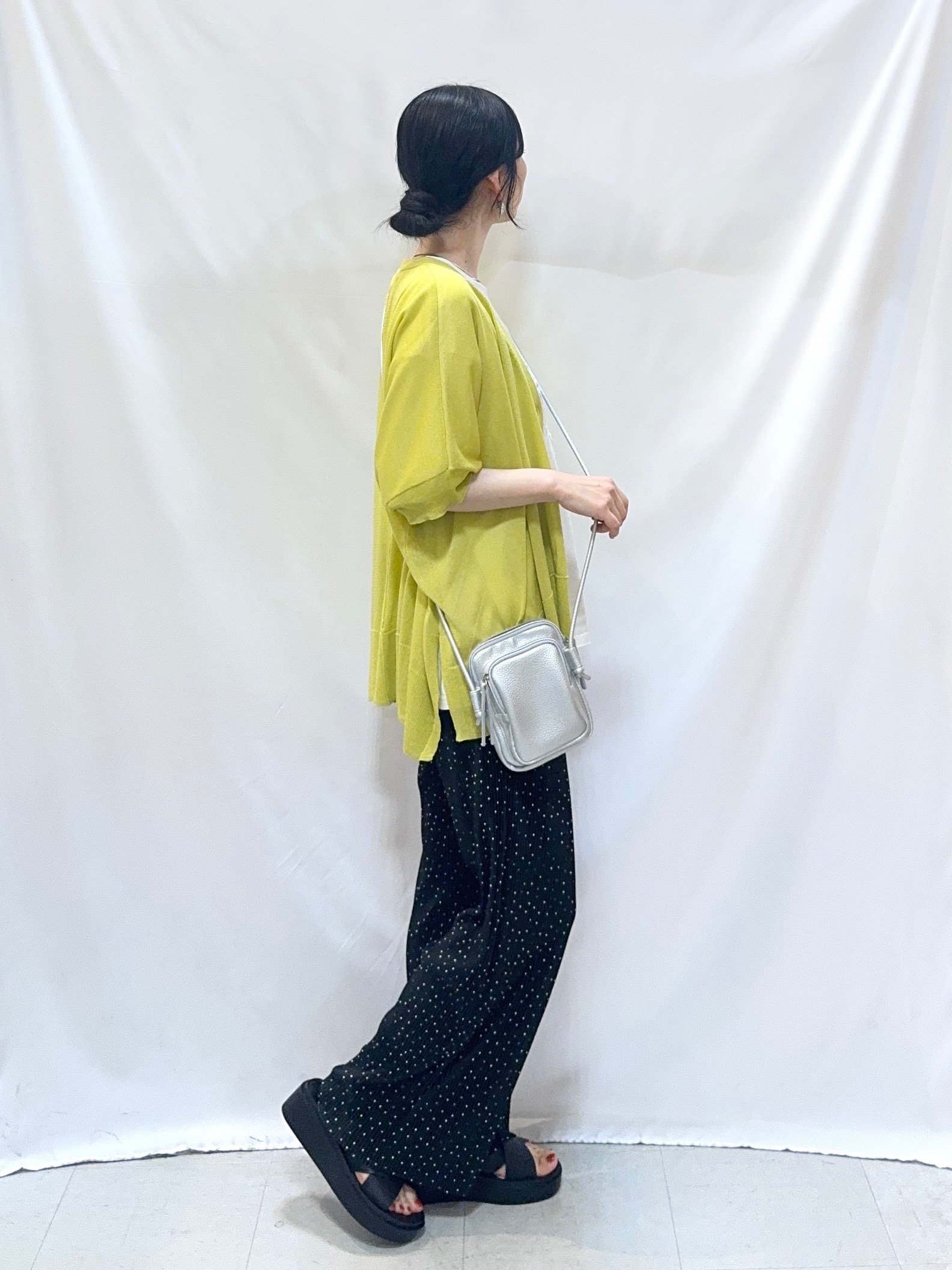 𝐇𝐢𝐫𝐨𝐦𝐢さんの「SHOO･LA･RUE｜【洗濯機可/体型カバー】上品ラメがきらめく シアーポンチョ風カーディガン」を使ったコーディネート