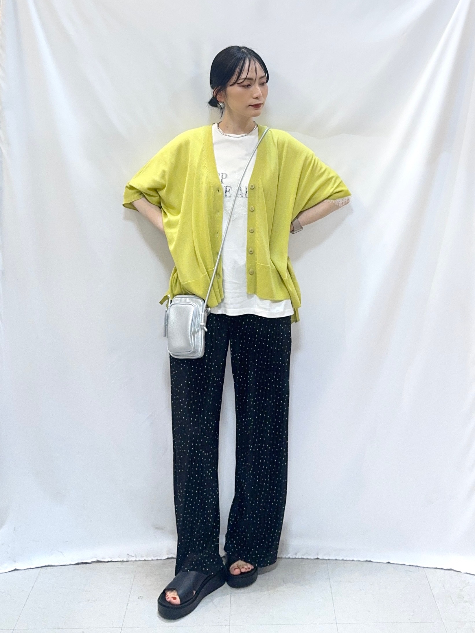 𝐇𝐢𝐫𝐨𝐦𝐢さんの「SHOO･LA･RUE｜【洗濯機可/体型カバー】上品ラメがきらめく シアーポンチョ風カーディガン」を使ったコーディネート