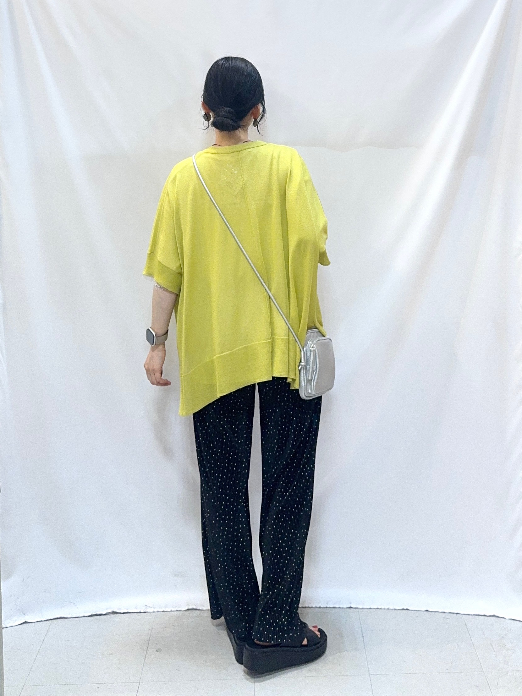 𝐇𝐢𝐫𝐨𝐦𝐢さんの「SHOO･LA･RUE｜【洗濯機可/体型カバー】上品ラメがきらめく シアーポンチョ風カーディガン」を使ったコーディネート