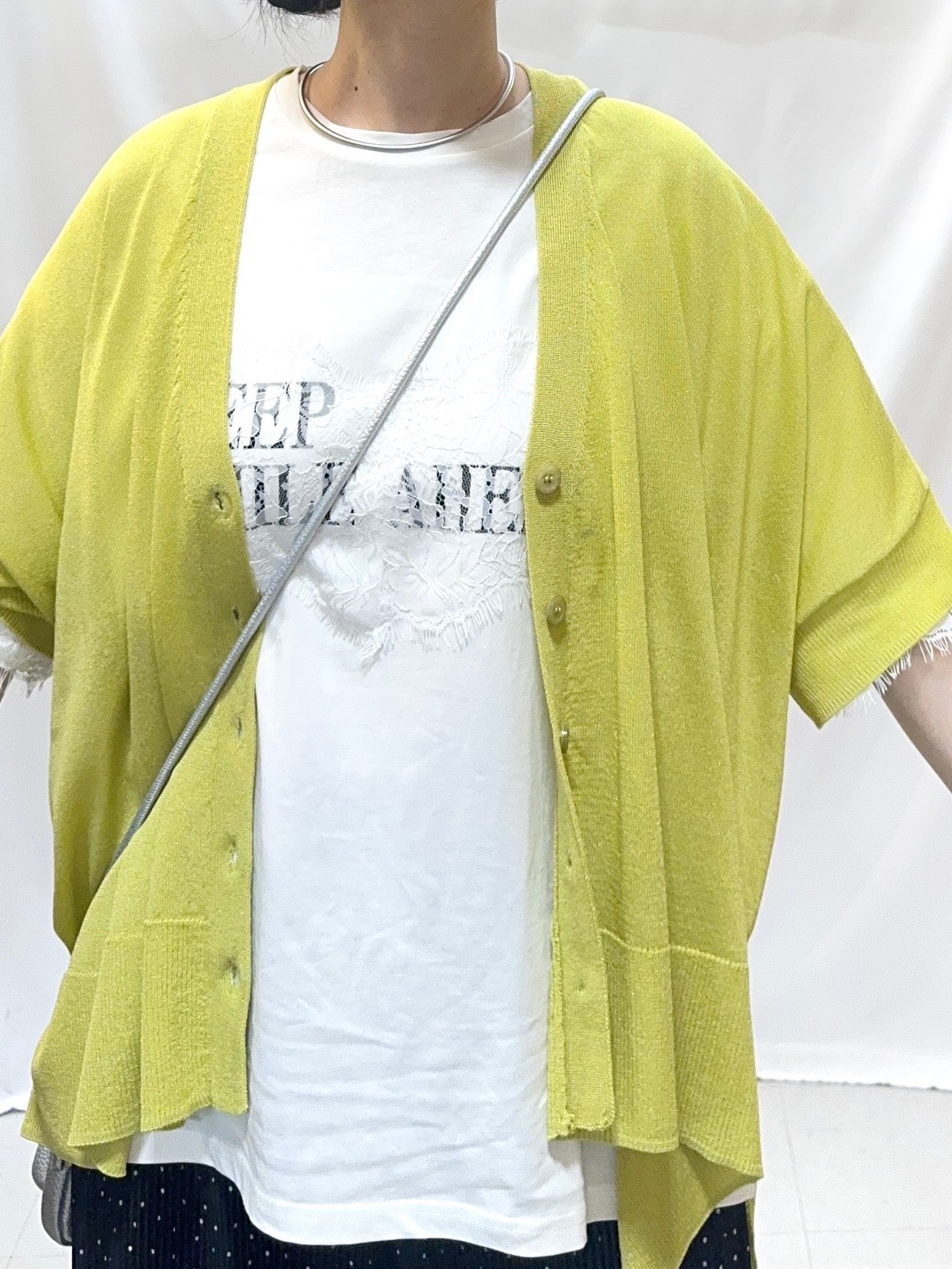 𝐇𝐢𝐫𝐨𝐦𝐢さんの「SHOO･LA･RUE｜【洗濯機可/体型カバー】上品ラメがきらめく シアーポンチョ風カーディガン」を使ったコーディネート