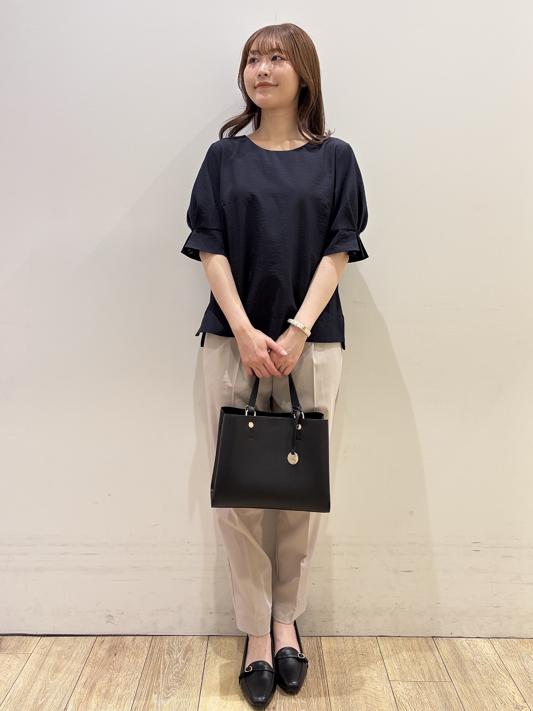 MOMOさんの「index｜【接触冷感】タックパフスリーブブラウス《吸水速乾／防シワ／洗濯機OK／XS～3L／6col》」を使ったコーディネート