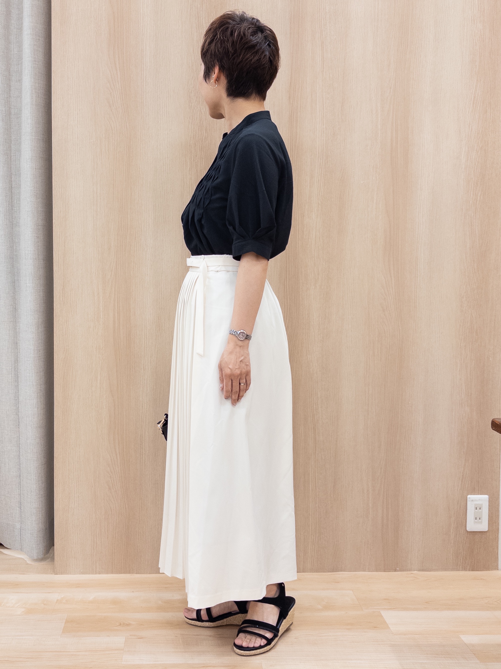 シュウコさんの「grove｜【貴島明日香さん着用/体型カバー】ON・OFF使えるスモッキングタックブラウス」を使ったコーディネート