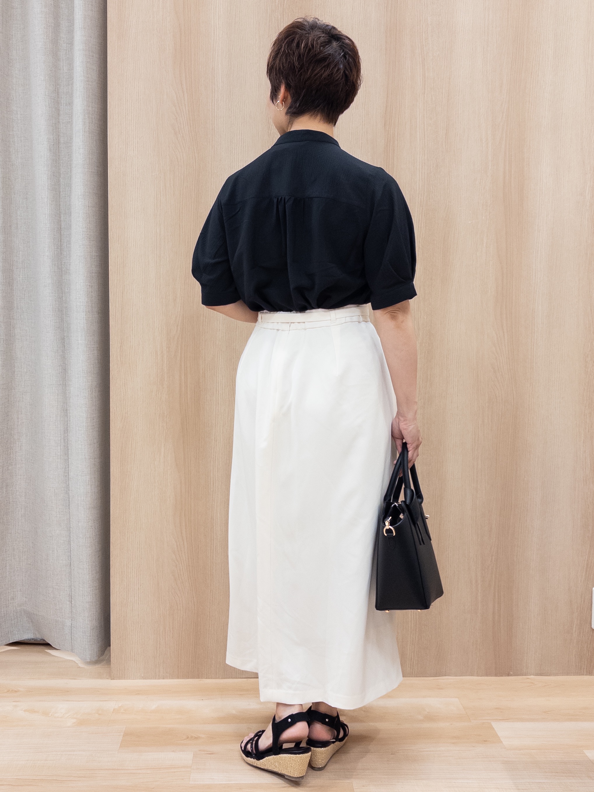シュウコさんの「grove｜【貴島明日香さん着用/体型カバー】ON・OFF使えるスモッキングタックブラウス」を使ったコーディネート