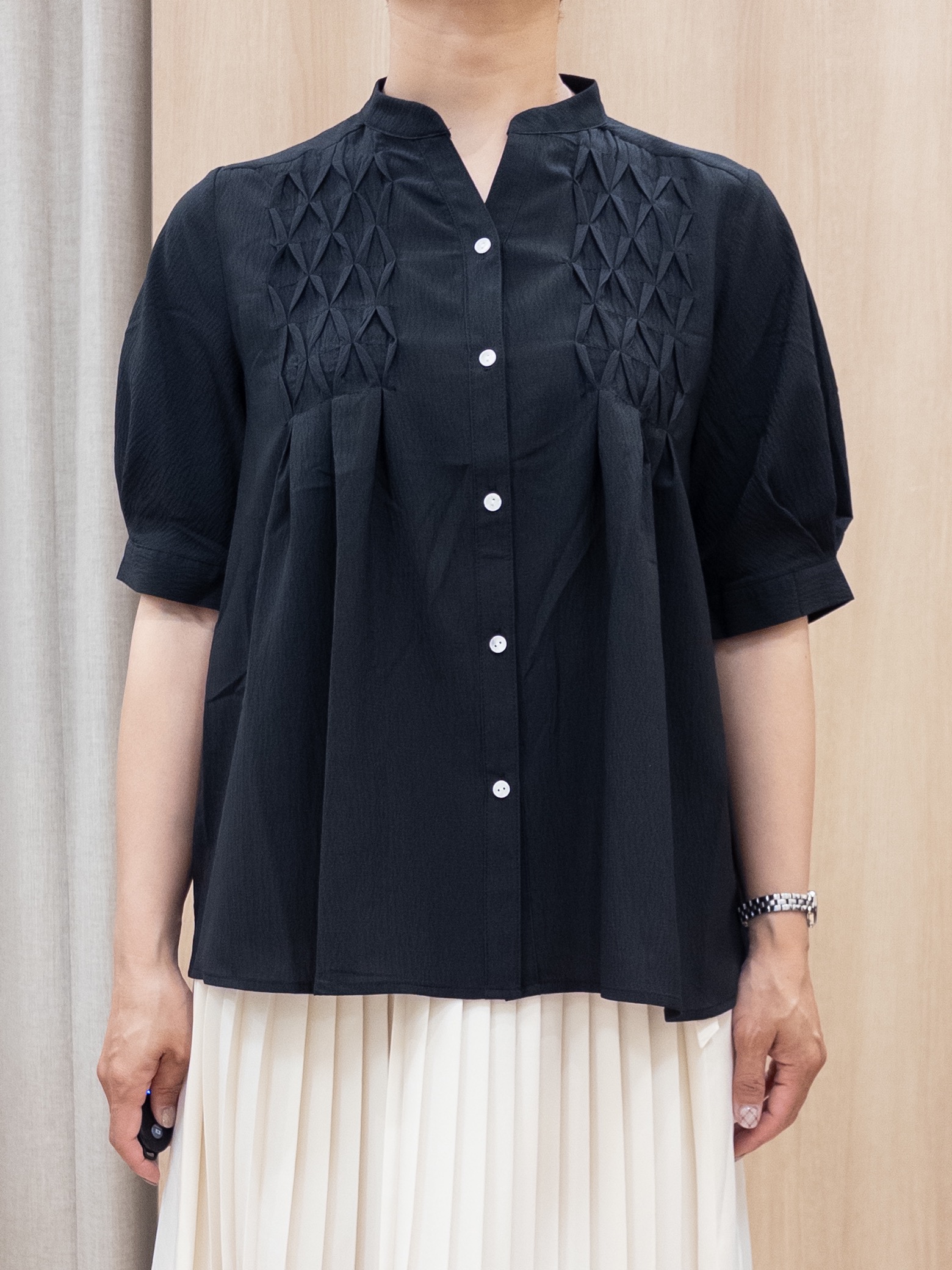 シュウコさんの「grove｜【貴島明日香さん着用/体型カバー】ON・OFF使えるスモッキングタックブラウス」を使ったコーディネート