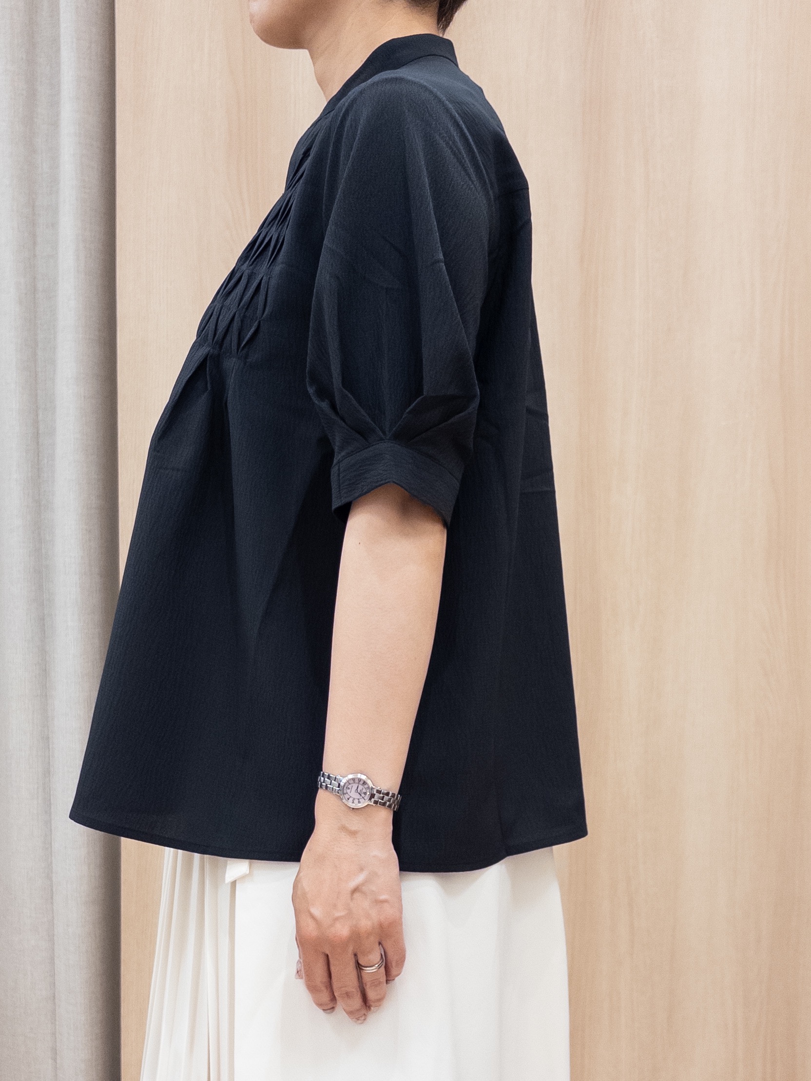 シュウコさんの「grove｜【貴島明日香さん着用/体型カバー】ON・OFF使えるスモッキングタックブラウス」を使ったコーディネート