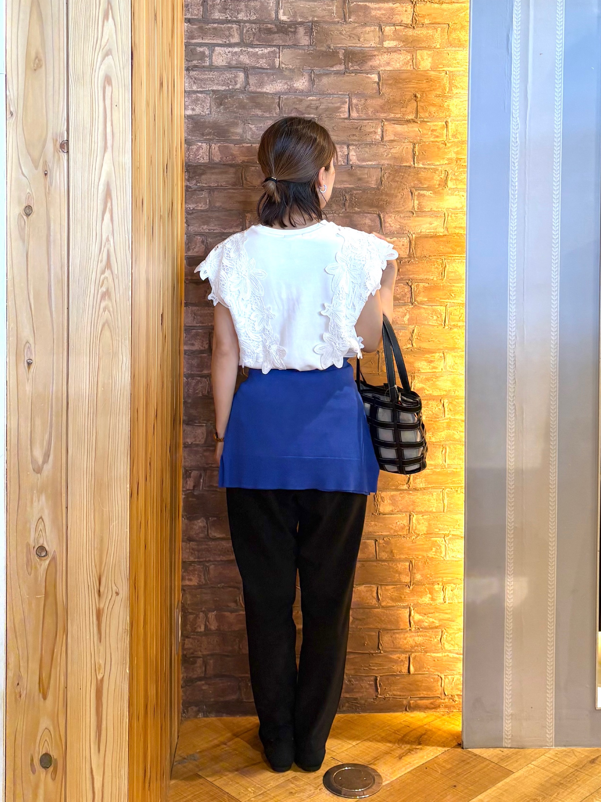 mieさんの「SHOO･LA･RUE｜【洗濯機可/ひんやり/UV】さらっとしたタッチが心地よい ショート丈 Vネックカーディガン」を使ったコーディネート
