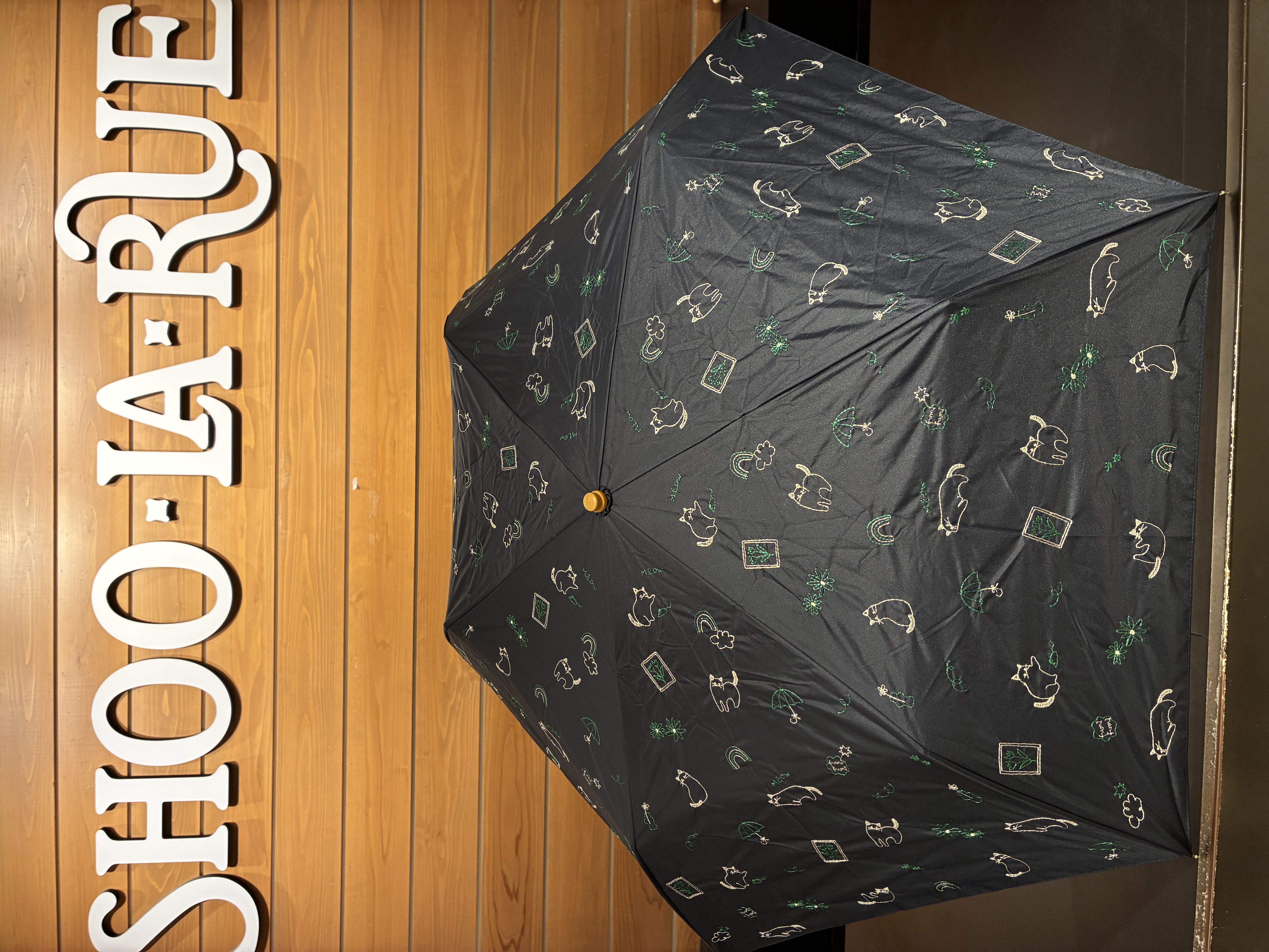 kuruさんの「SHOO･LA･RUE｜【晴雨兼用】ミニサニーキャット刺繍折りたたみ傘【because】」を使ったコーディネート