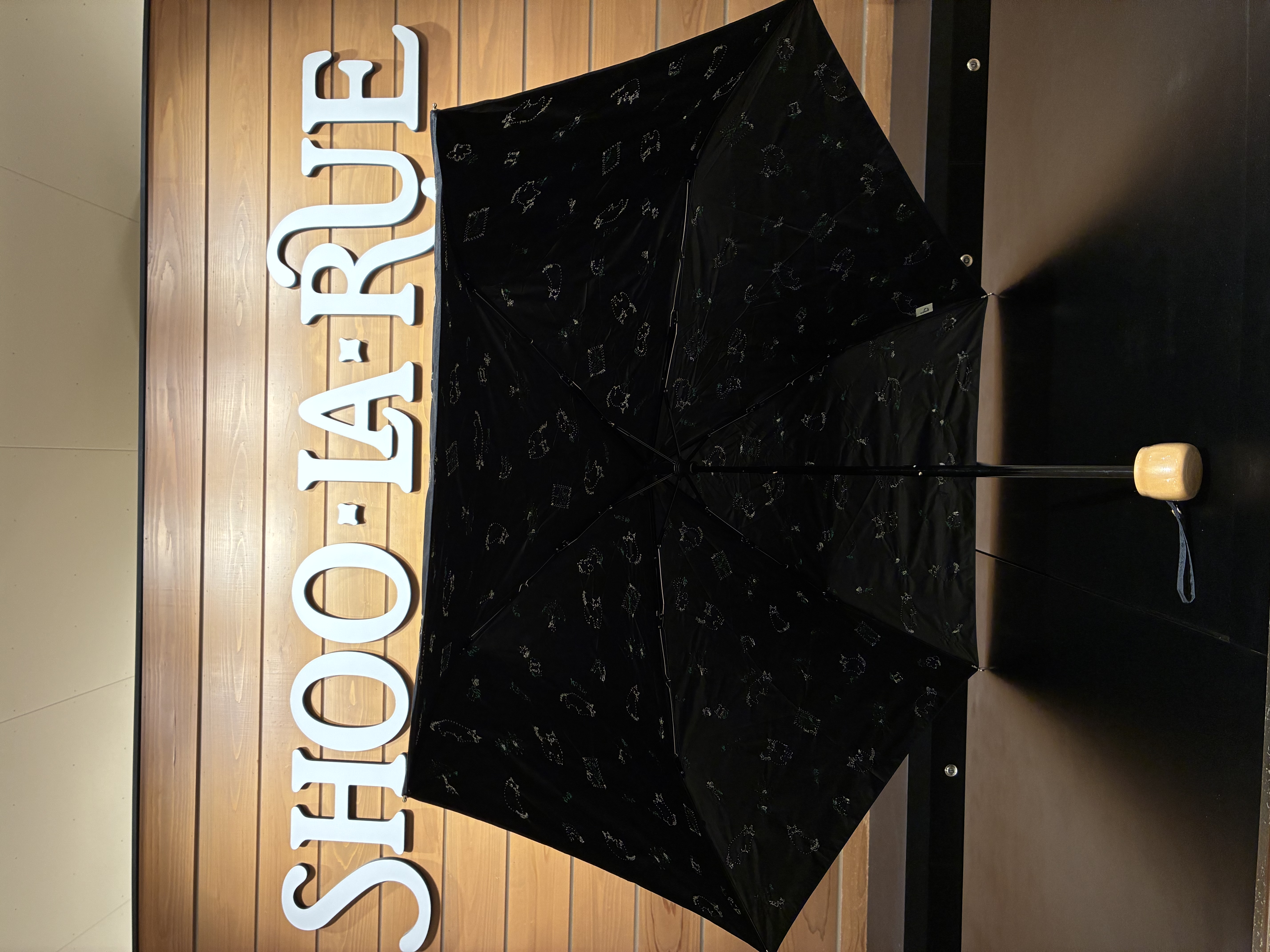 kuruさんの「SHOO･LA･RUE｜【晴雨兼用】ミニサニーキャット刺繍折りたたみ傘【because】」を使ったコーディネート