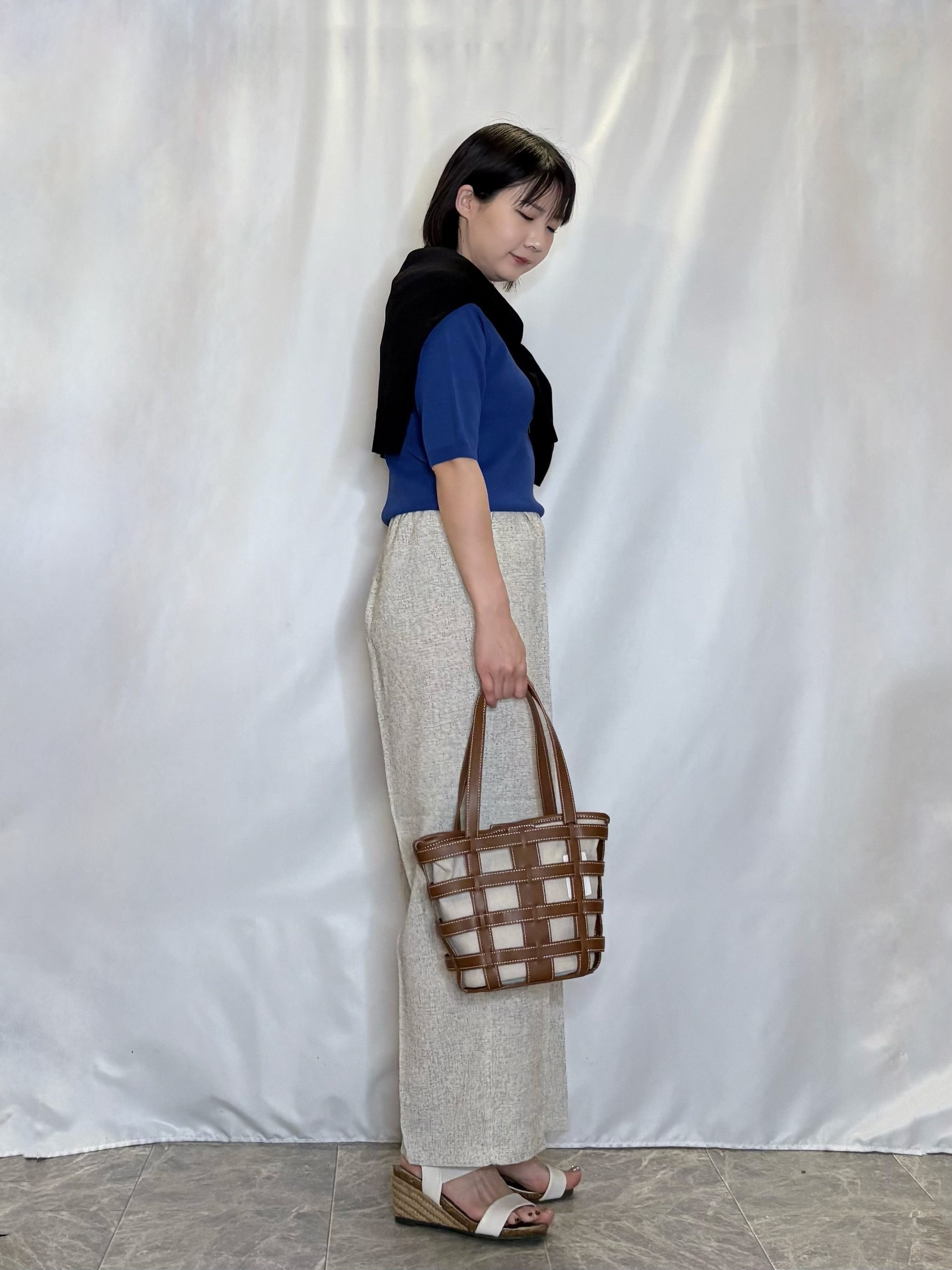 ネリさんの「SHOO･LA･RUE｜【洗濯機可/ひんやり/UV】さらっとしたタッチが心地よい ショート丈 Vネックカーディガン」を使ったコーディネート