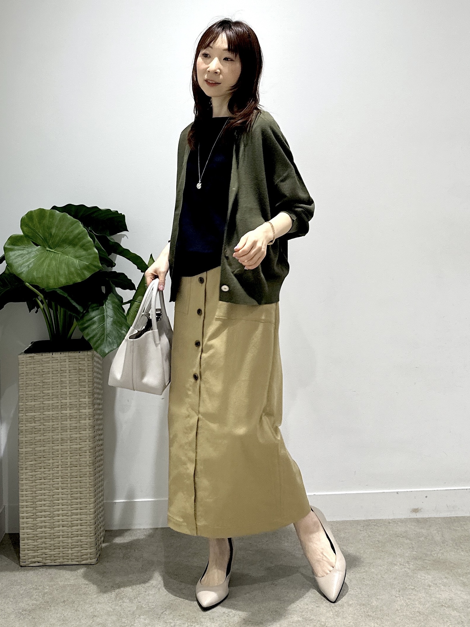 Miwaさんの「UNTITLED｜【アンサンブル可/シアー】リネンエステルカーディガン」を使ったコーディネート