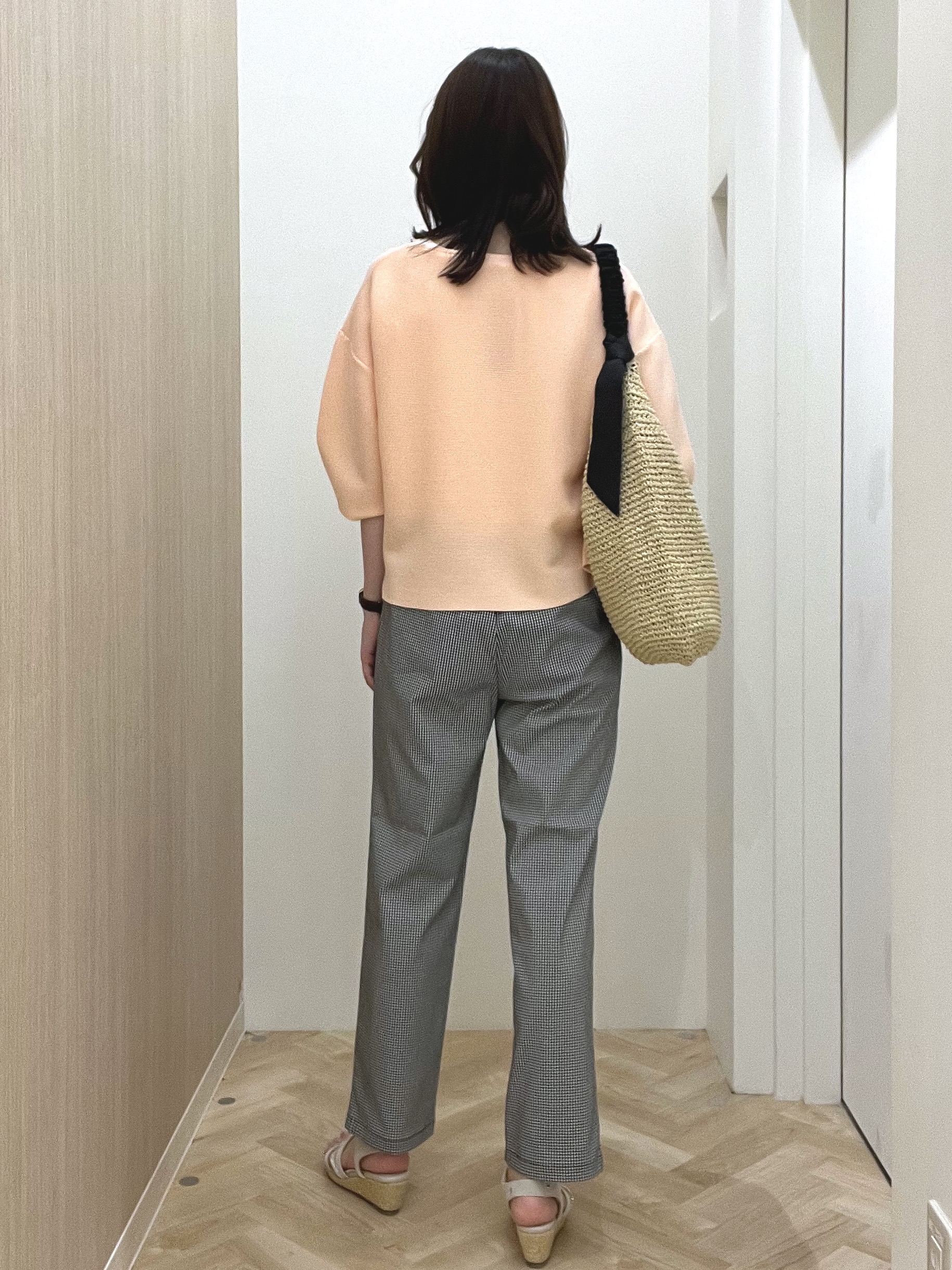  おまつさんの「grove｜【貴島明日香さん着用／洗濯機OK】レイヤードにもおすすめ、軽やかクロップドニット」を使ったコーディネート
