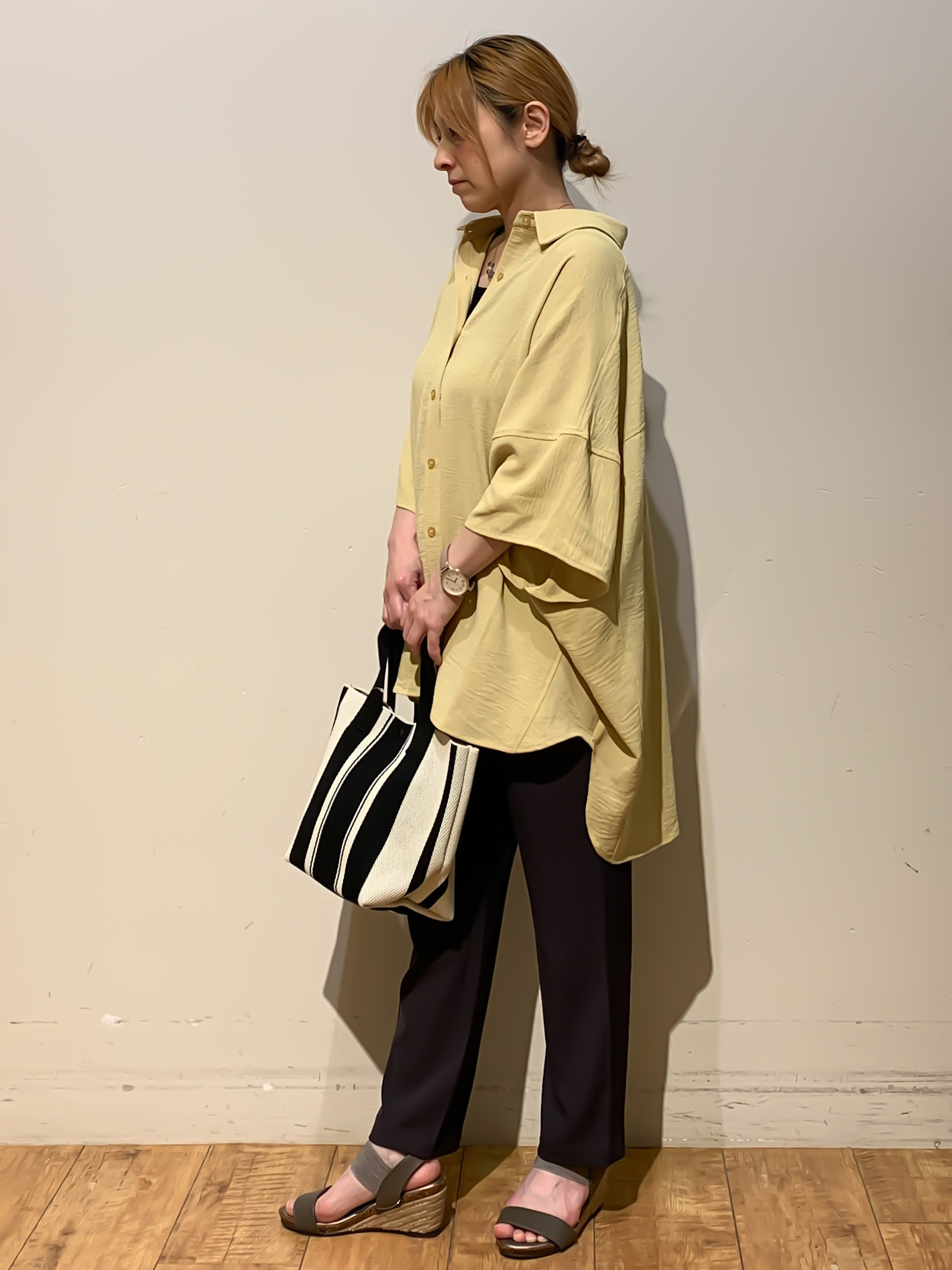 MEGさんの「SHOO･LA･RUE｜【高レビュー/洗濯後しわになりにくい/体型カバー】きちんとゆるっと 大人の抜け感 ポンチョ風カラーシ」を使ったコーディネート