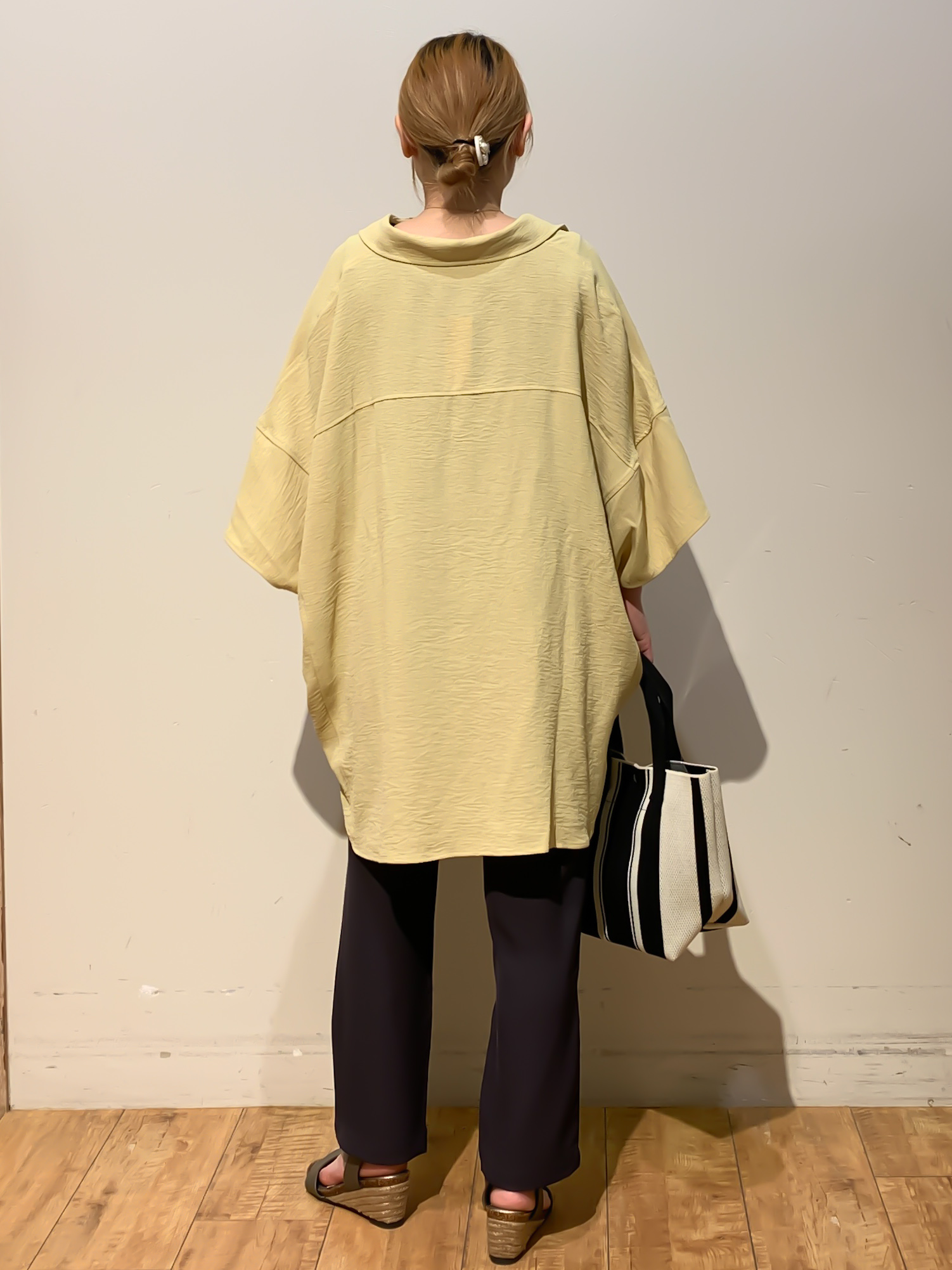 MEGさんの「SHOO･LA･RUE｜【高レビュー/洗濯後しわになりにくい/体型カバー】きちんとゆるっと 大人の抜け感 ポンチョ風カラーシ」を使ったコーディネート