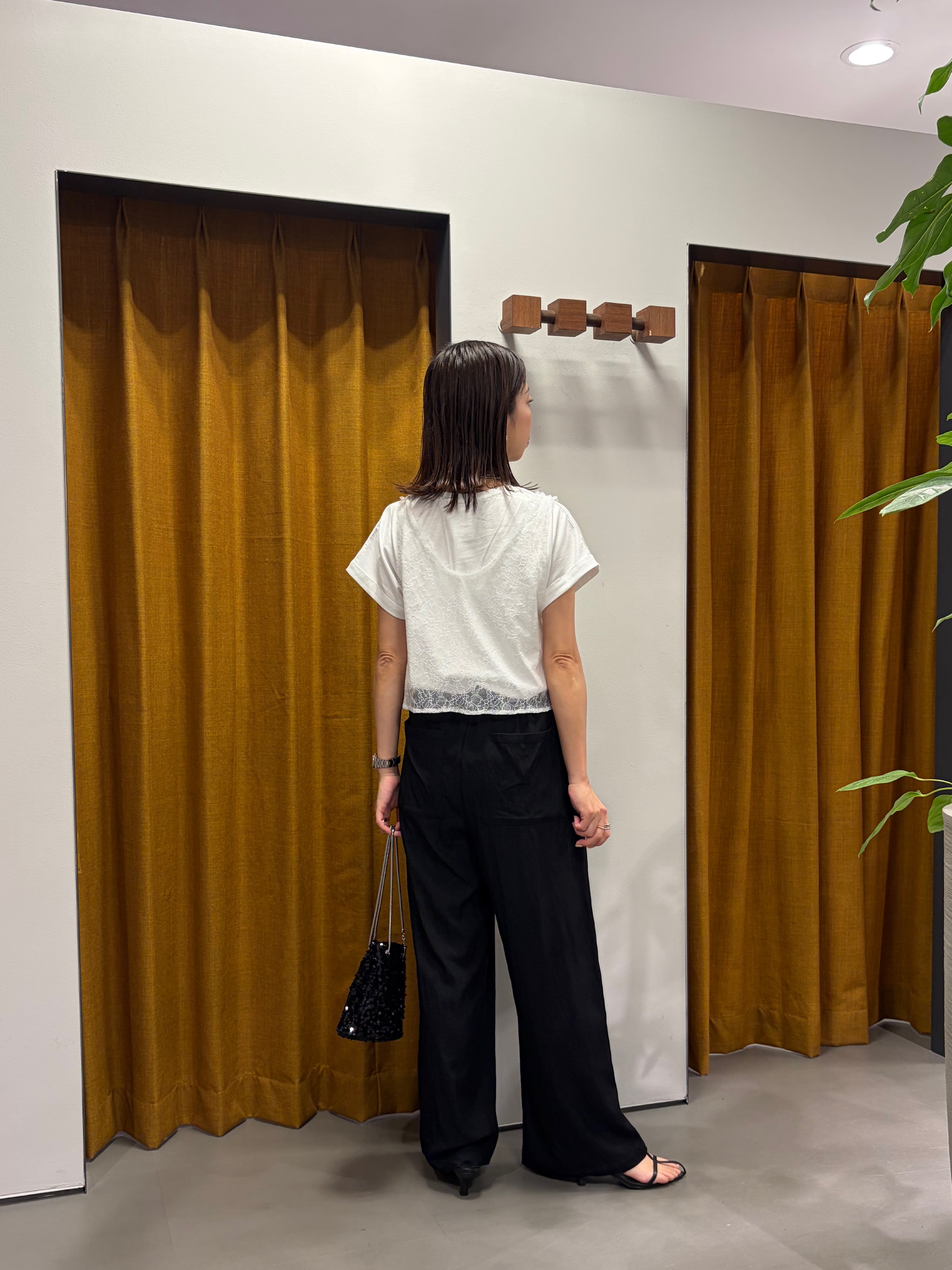 Mikoさんの「INDIVI｜刺繍フレーズTシャツ」を使ったコーディネート