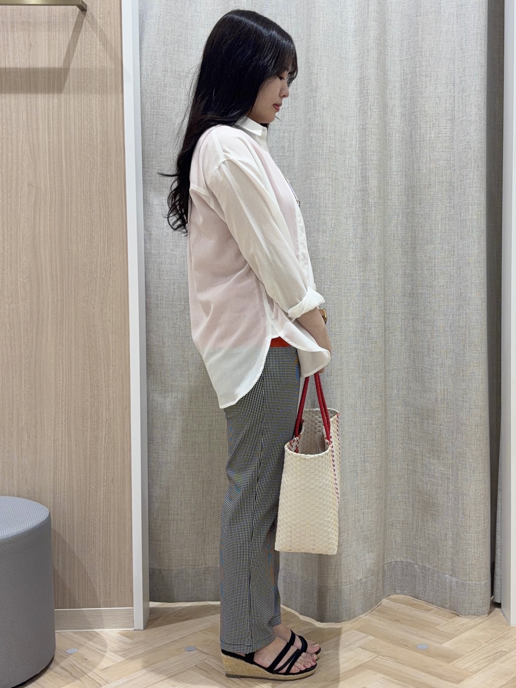 minamiさんの「grove｜【洗濯機OK・ひんやり】朝晩の気温差に◎軽やかシアーシャツ」を使ったコーディネート