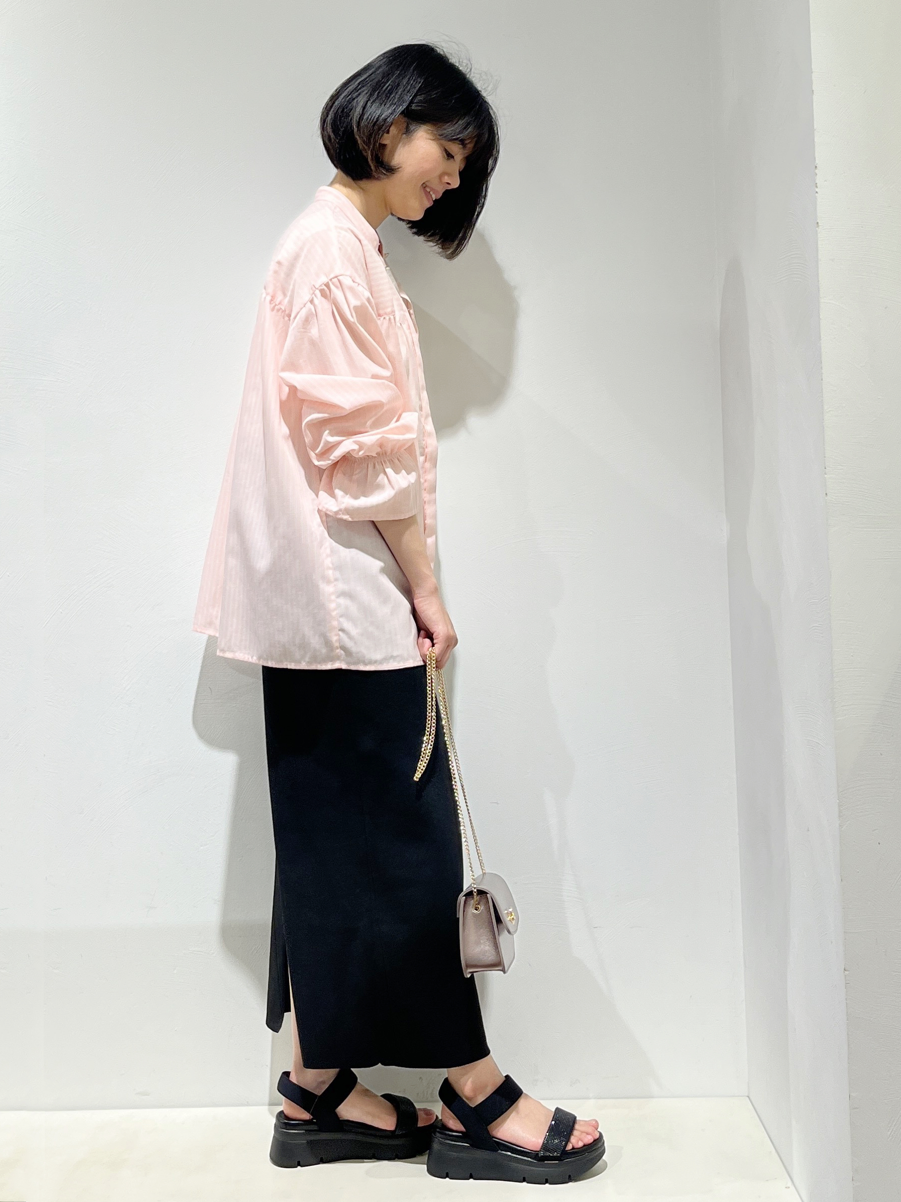 Fujiharuさんの「grove｜【貴島明日香さん着用／イージーケア／接触冷感】麻混スタンドギャザーシャツ」を使ったコーディネート