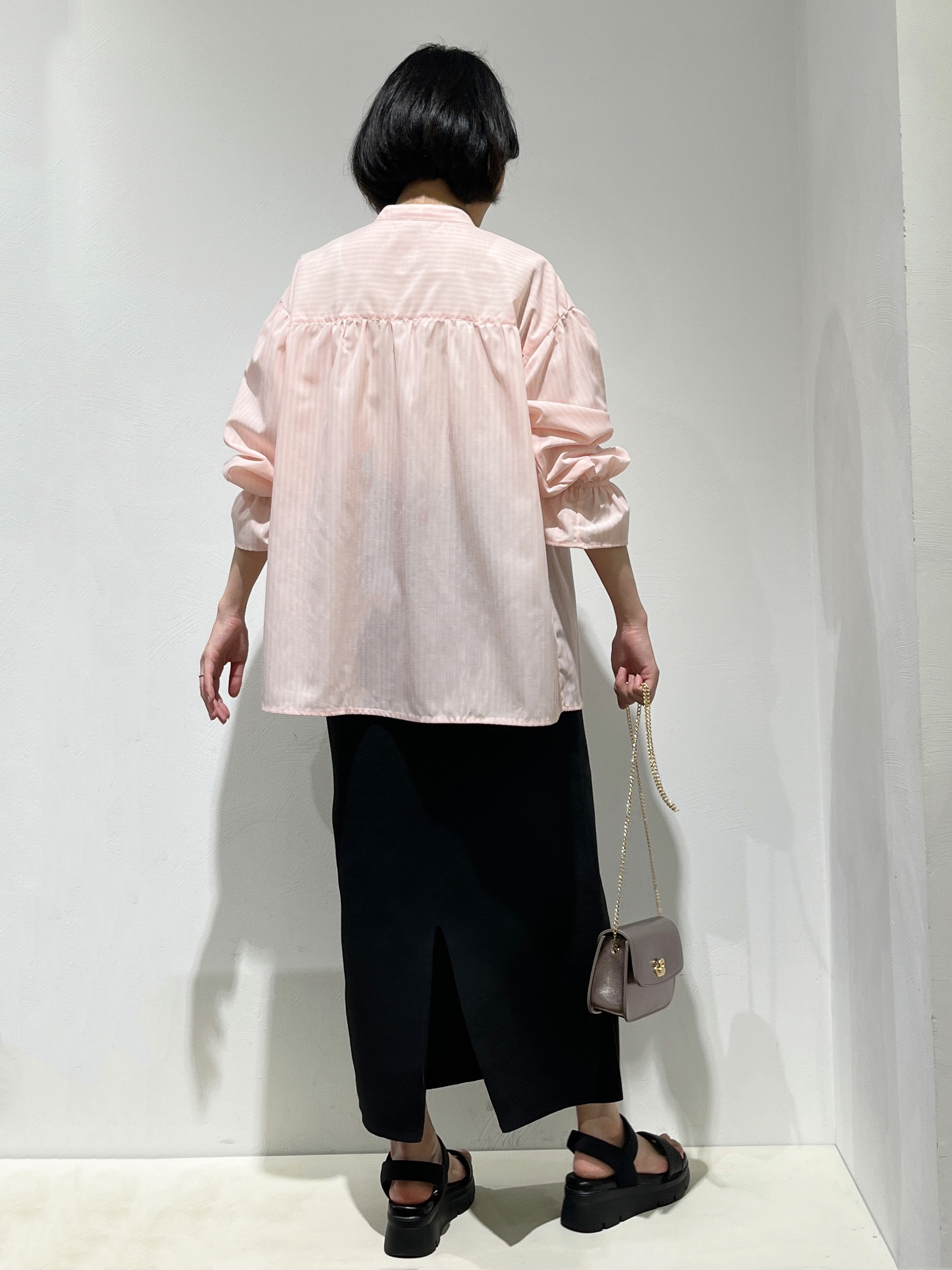 Fujiharuさんの「grove｜【貴島明日香さん着用／イージーケア／接触冷感】麻混スタンドギャザーシャツ」を使ったコーディネート