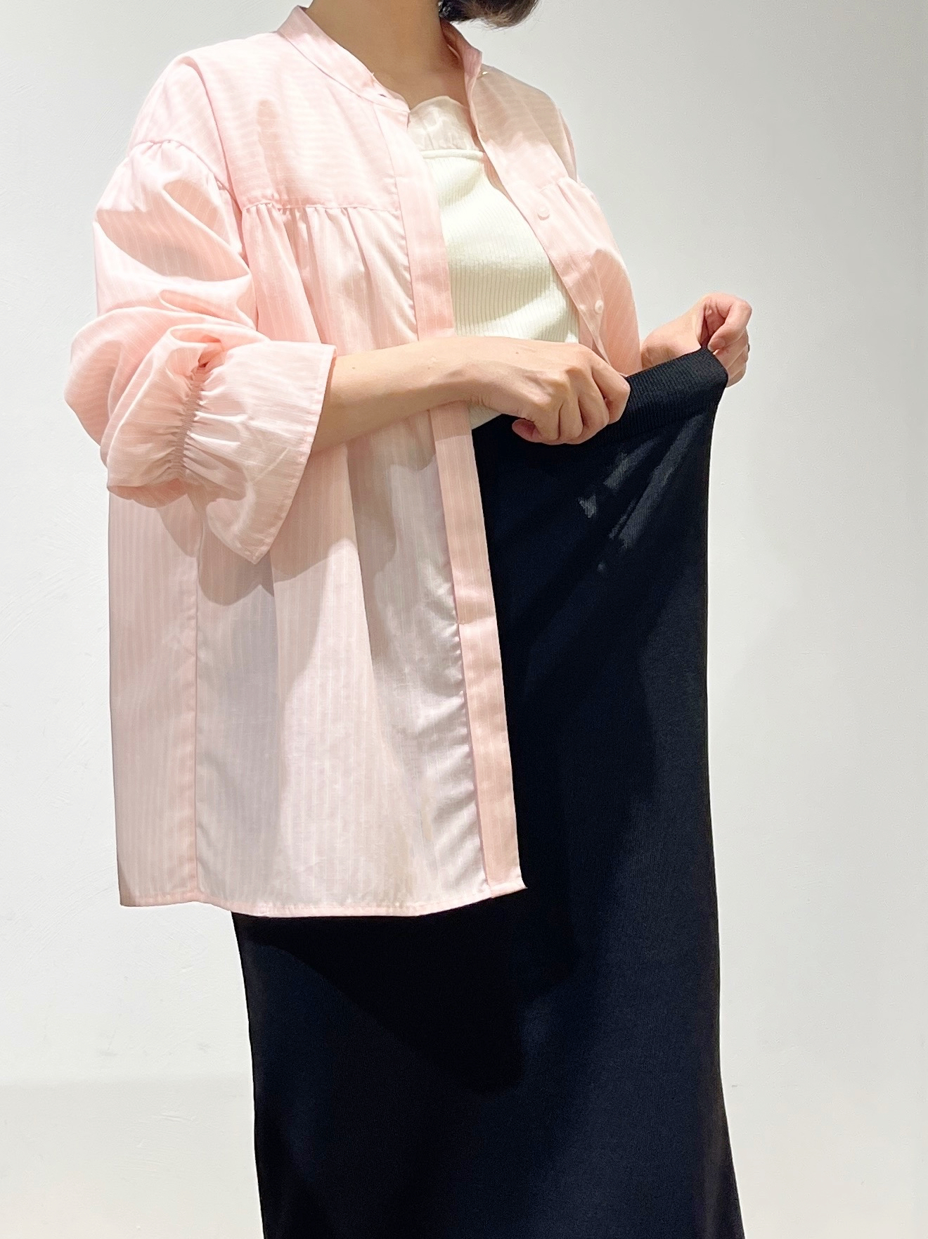 Fujiharuさんの「grove｜【貴島明日香さん着用／イージーケア／接触冷感】麻混スタンドギャザーシャツ」を使ったコーディネート