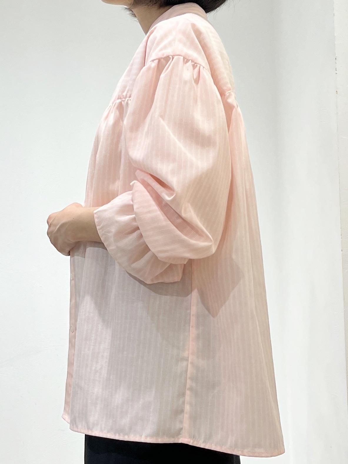 Fujiharuさんの「grove｜【貴島明日香さん着用／イージーケア／接触冷感】麻混スタンドギャザーシャツ」を使ったコーディネート