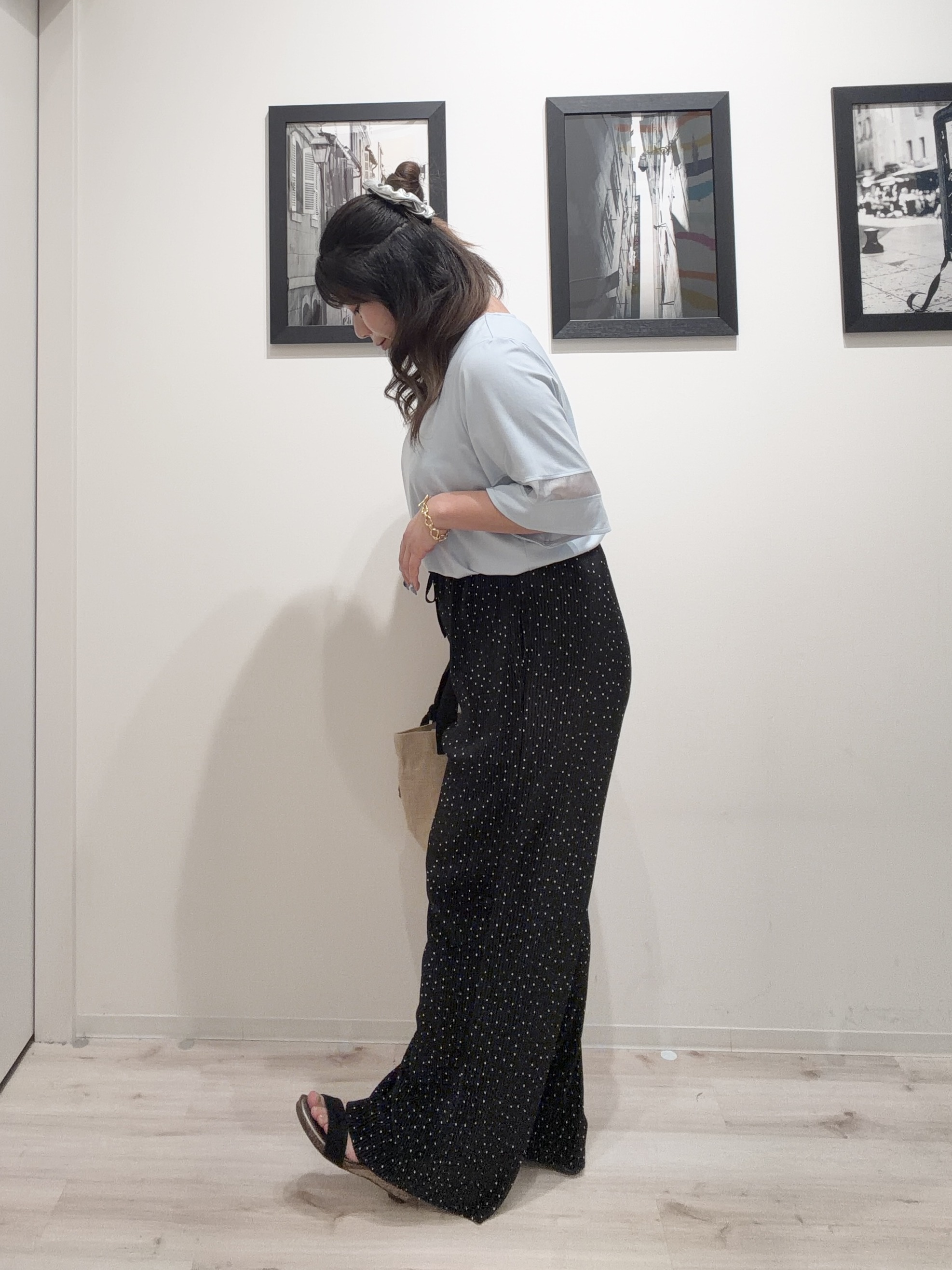 まちゃんなちゃんさんの「SHOO･LA･RUE｜【洗濯機後しわになりにくい/ひんやり/S-LL】お袖のシアーで抜け感プラス 二の腕隠せるフレアスリー」を使ったコーディネート