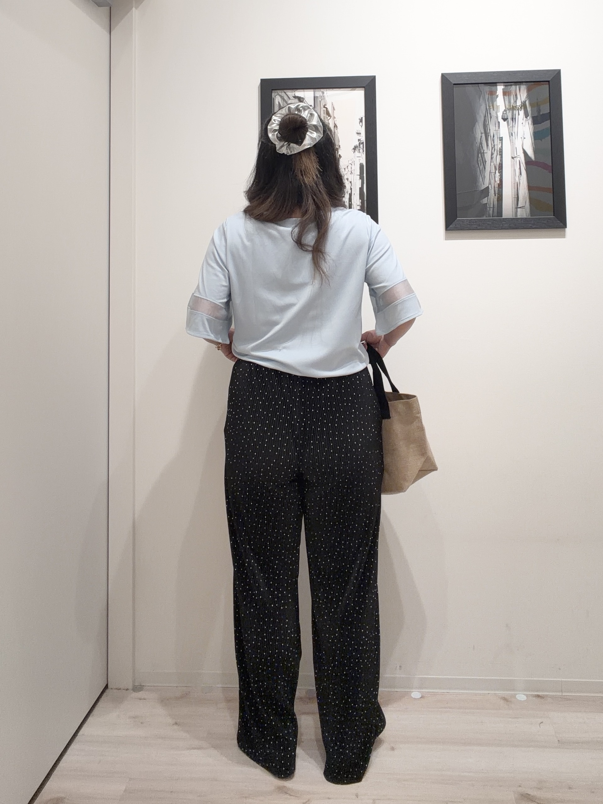 まちゃんなちゃんさんの「SHOO･LA･RUE｜【洗濯機後しわになりにくい/ひんやり/S-LL】お袖のシアーで抜け感プラス 二の腕隠せるフレアスリー」を使ったコーディネート