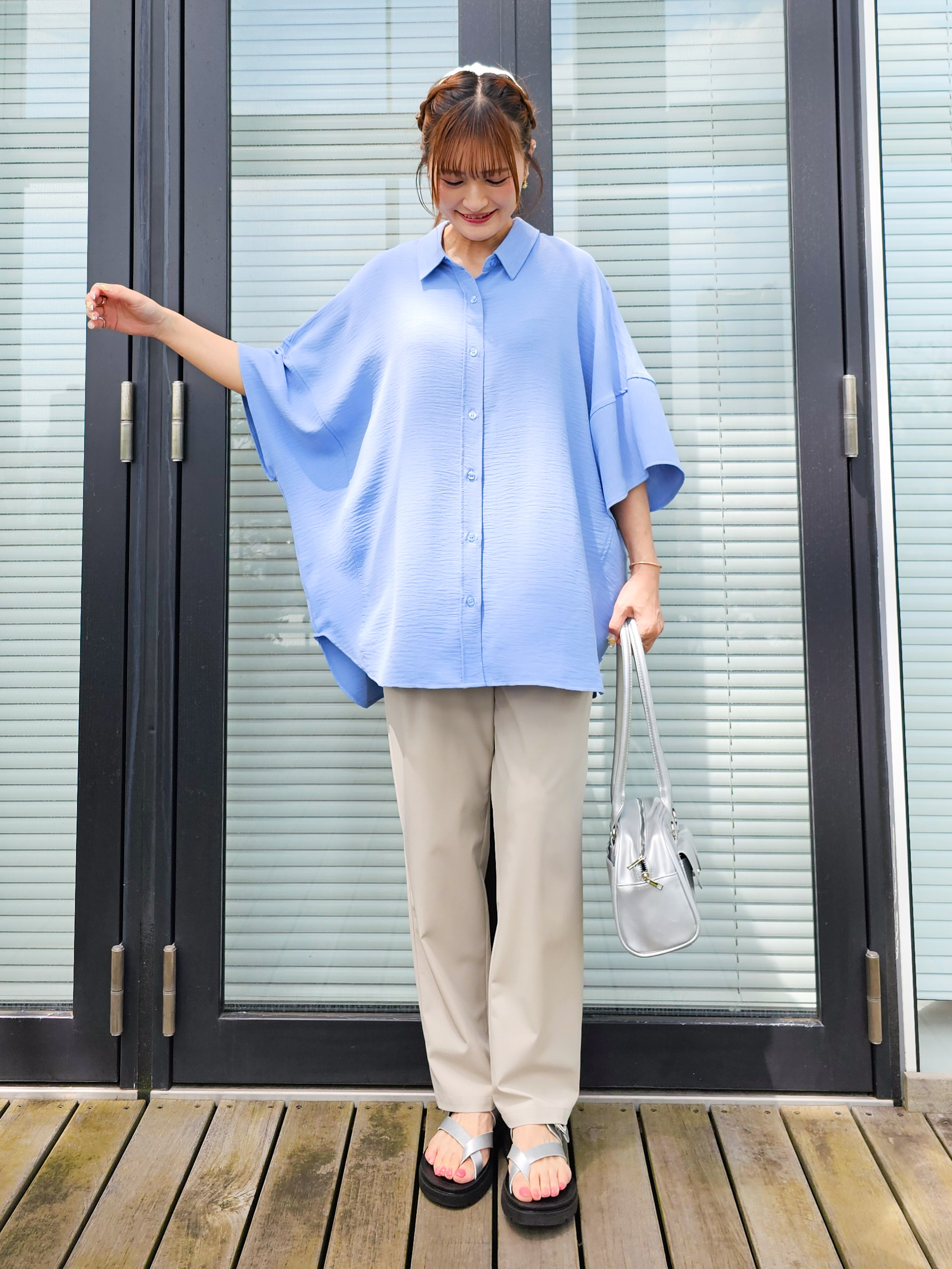 ゆゆさんの「SHOO･LA･RUE｜【高レビュー/洗濯後しわになりにくい/体型カバー】きちんとゆるっと 大人の抜け感 ポンチョ風カラーシ」を使ったコーディネート