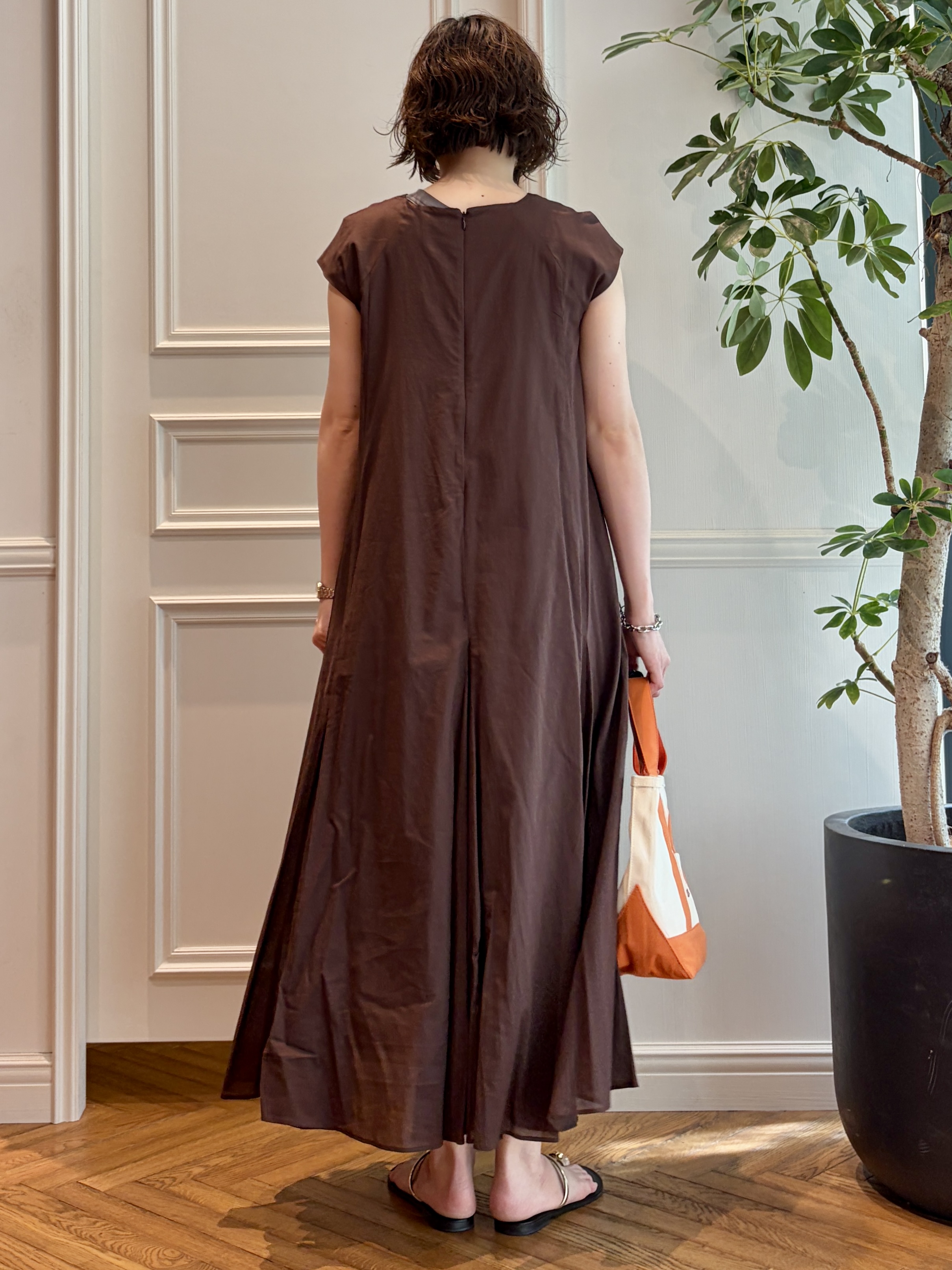 nakaoさんの「DRESSTERIOR｜NICOLAS LAINAS（ニコラスライナス）ソフトソールトングサンダル」を使ったコーディネート