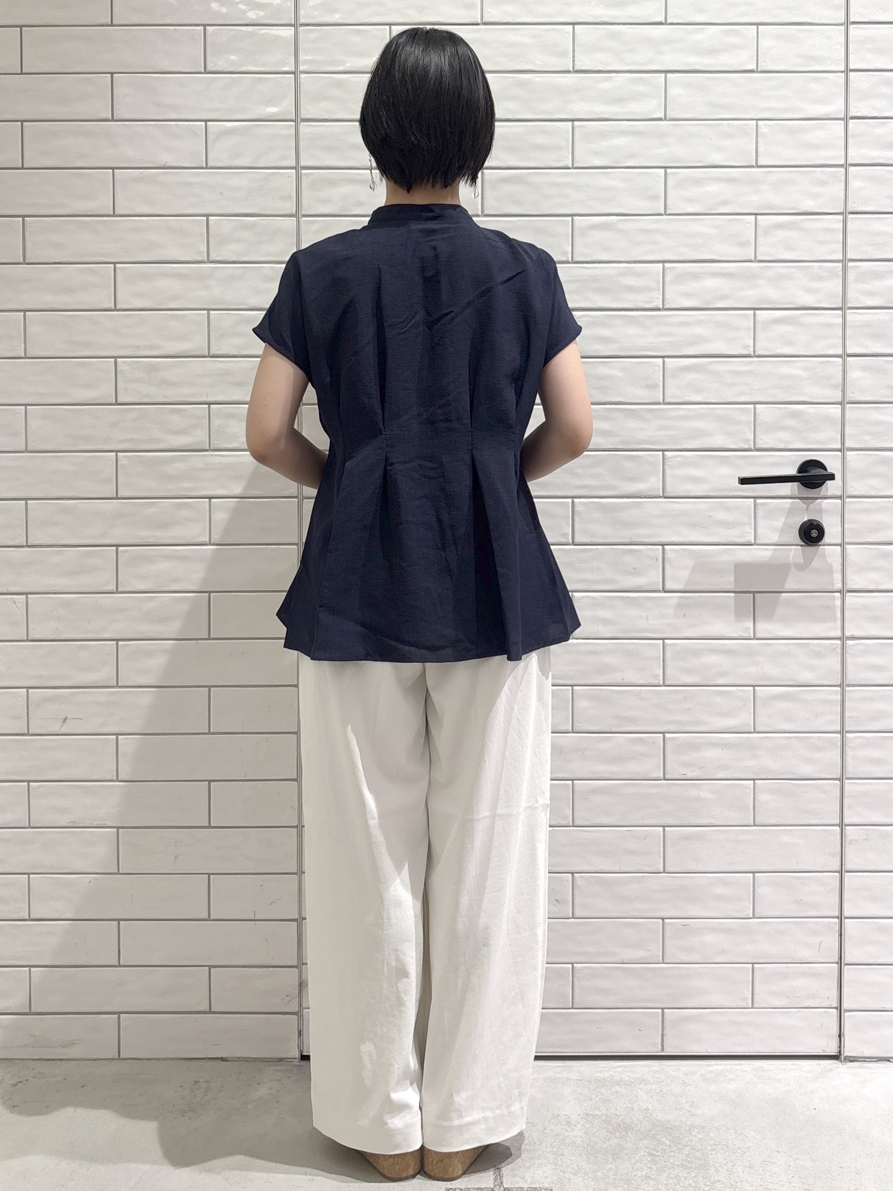 ayumiさんの「OPAQUE.CLIP｜【接触冷感／吸水速乾】リネンライク タックフレンチスリーブブラウス《洗濯機OK》」を使ったコーディネート