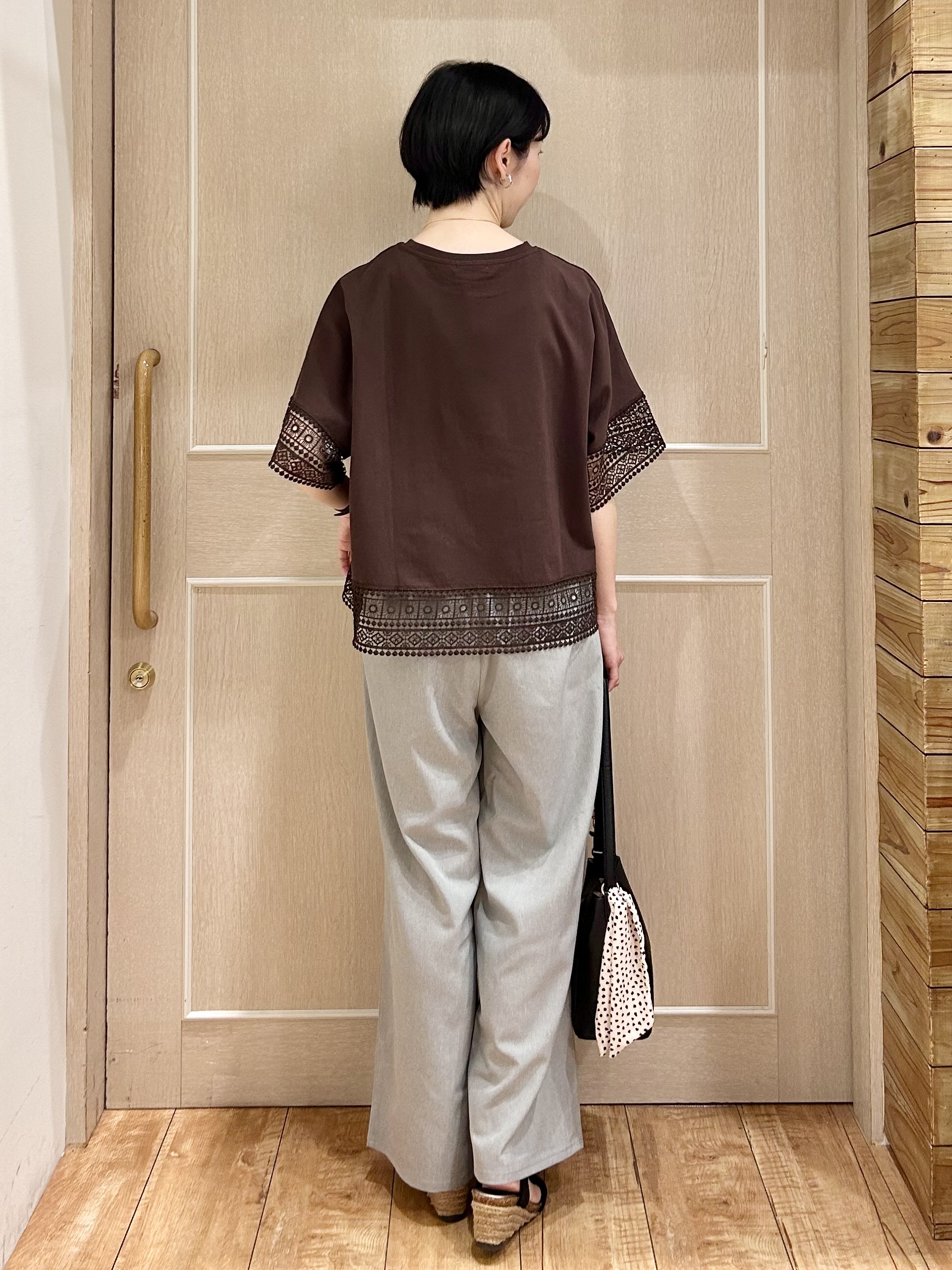 ちぐささんの「SHOO･LA･RUE｜【洗濯機可/ひんやり/体型カバー/S-LL】レース使いがポイント デザインTシャツ」を使ったコーディネート