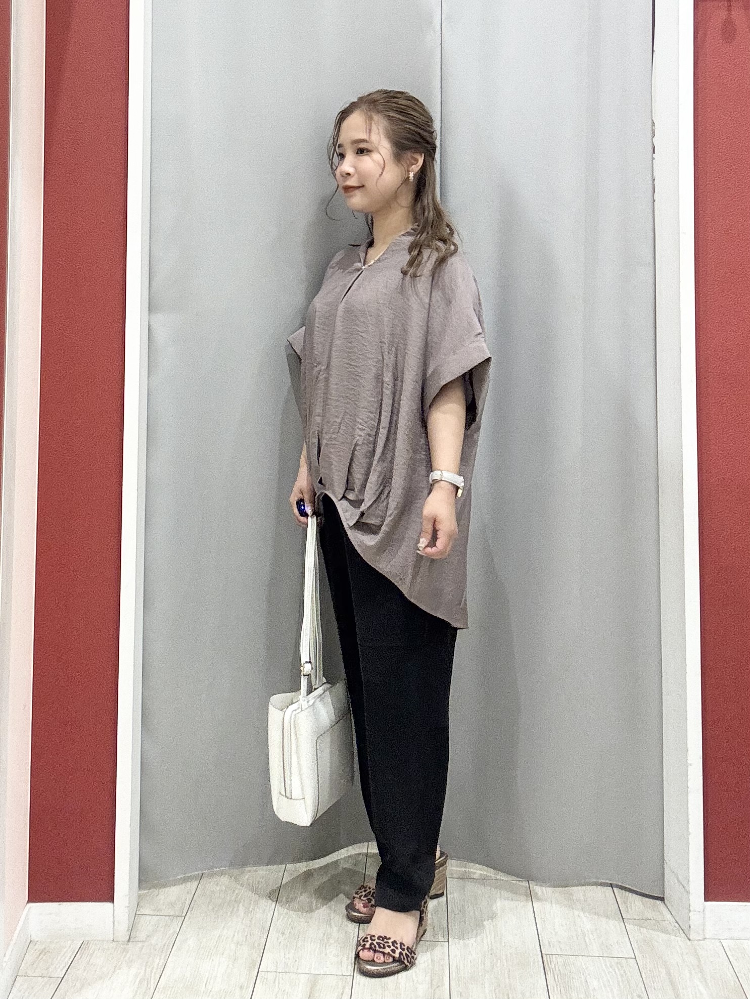 shioさんの「SHOO･LA･RUE｜【ひんやり/S-LL/洗濯機可】インせず着られる 裾タック スキッパーシャツ」を使ったコーディネート