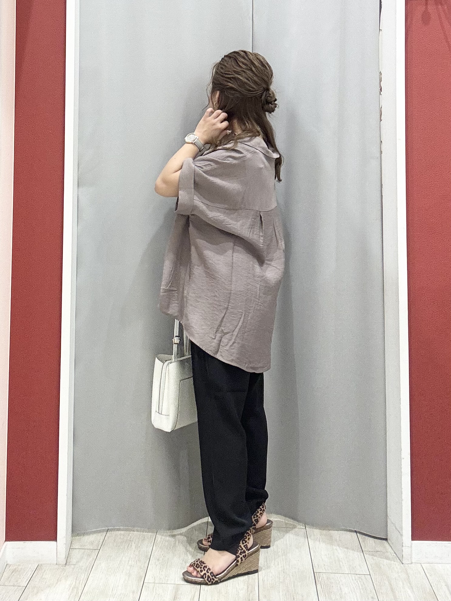 shioさんの「SHOO･LA･RUE｜【ひんやり/S-LL/洗濯機可】インせず着られる 裾タック スキッパーシャツ」を使ったコーディネート