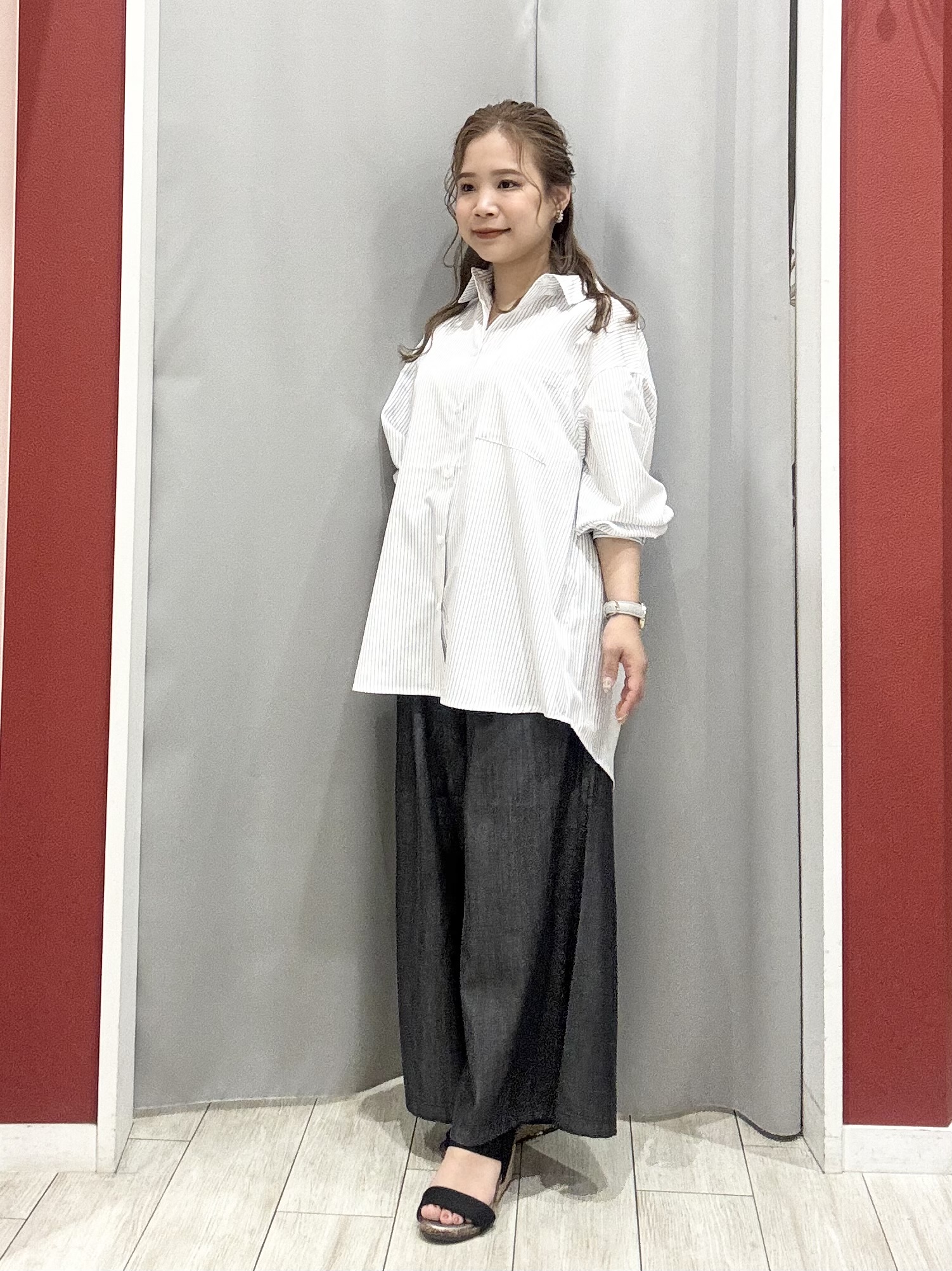 shioさんの「SHOO･LA･RUE｜【ひんやり/UV/吸水速乾/洗濯後しわになりにくい】ラッシュガードにもなる ストライプシャツ」を使ったコーディネート